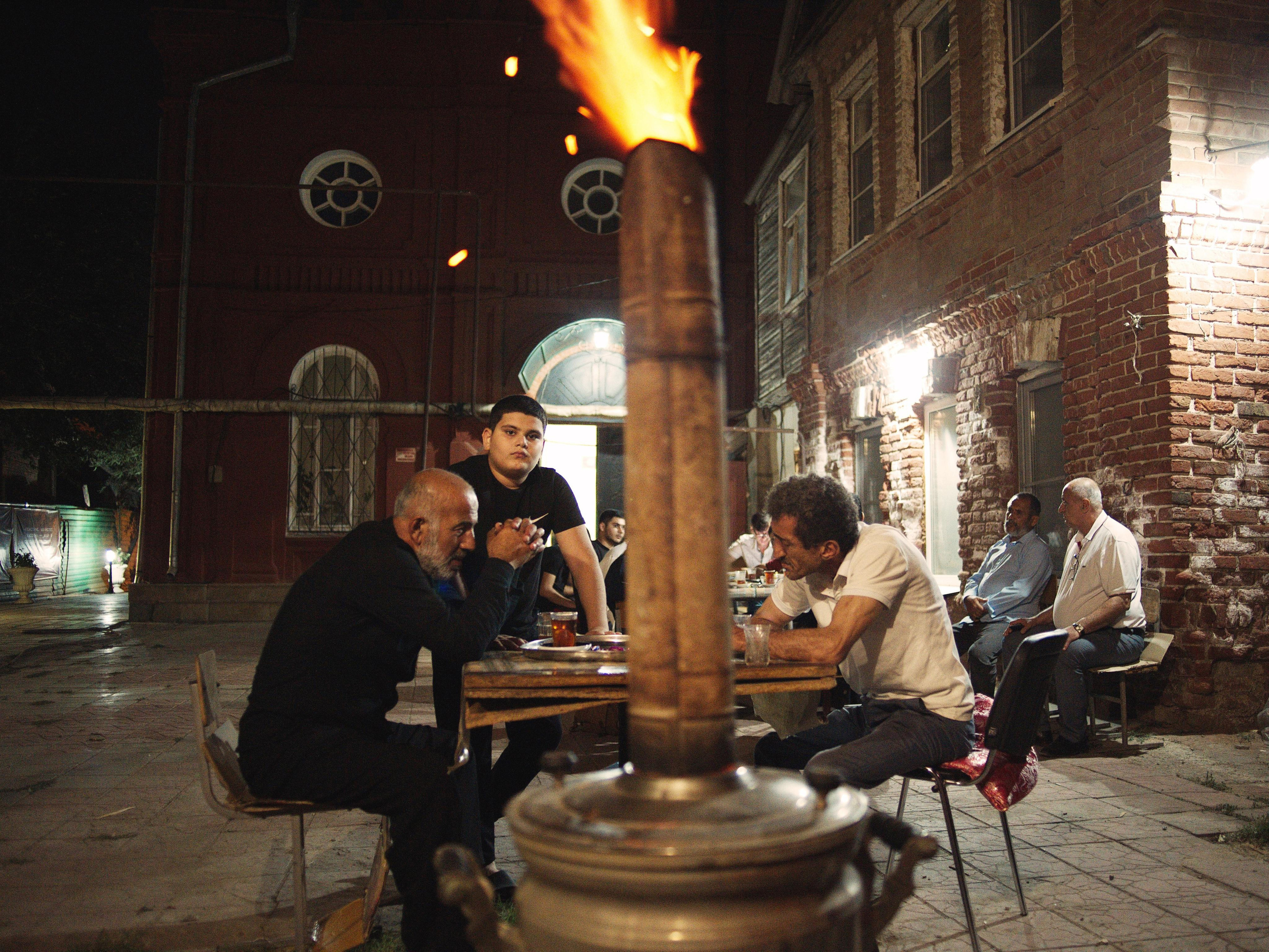 Evening tea party in the courtyard of the Shiite mosque of Baky. In tsarist times, this building belonged to Sunni Muslims, and under the USSR it was dilapidated. The restoration has been underway for more than 15 years with donations from parishioners. At the same time, the historical Shiite mosque in Astrakhan, built by the Persians, is abandoned and in disrepair