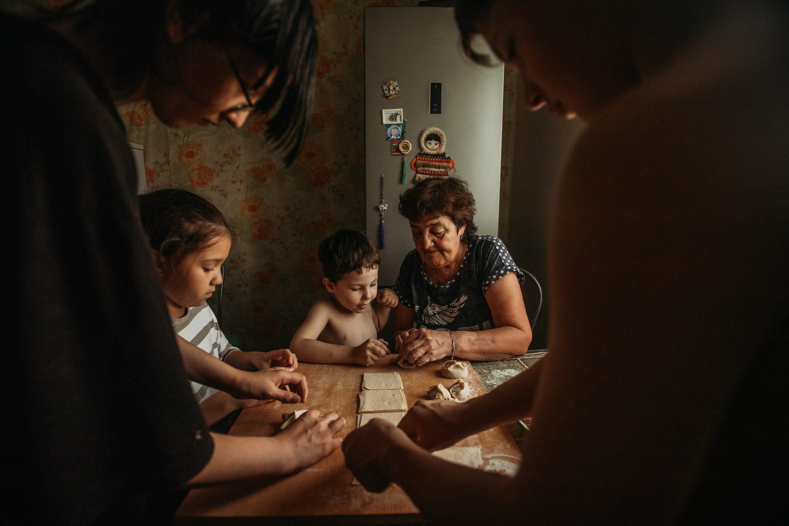 Домашняя фотосессия моей семьи. Венера Гайн. Репортажный фотограф  Тюмень. Обучение фотографии с 0