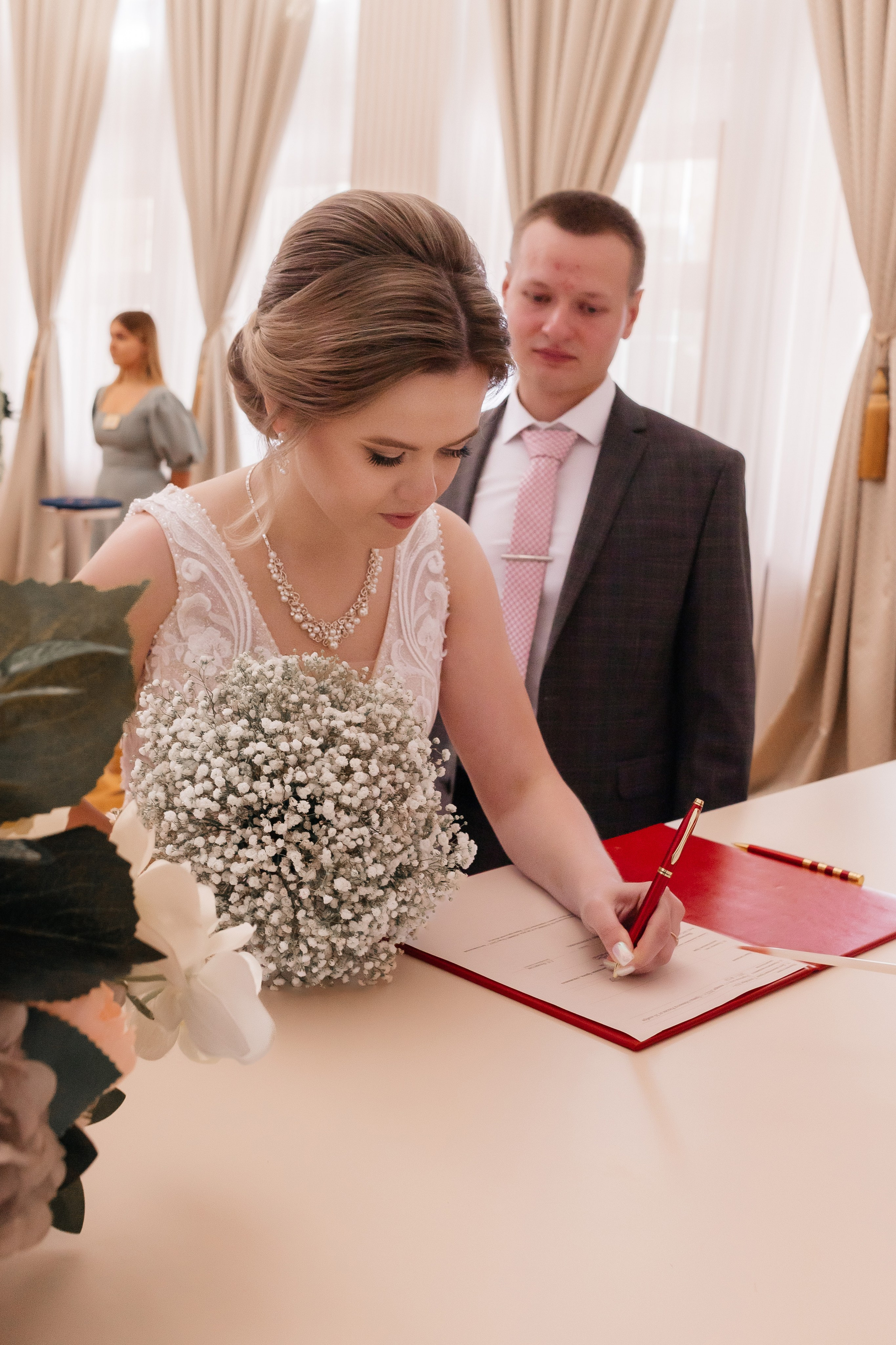 Свадебная прогулка двоих на Стрелке и в автозаводском Парке. И в фотостудии СОЛЬ в Автозаводском районе. Свадебный фотограф и фотограф Love-Store в Нижнем Новгороде Анастасия