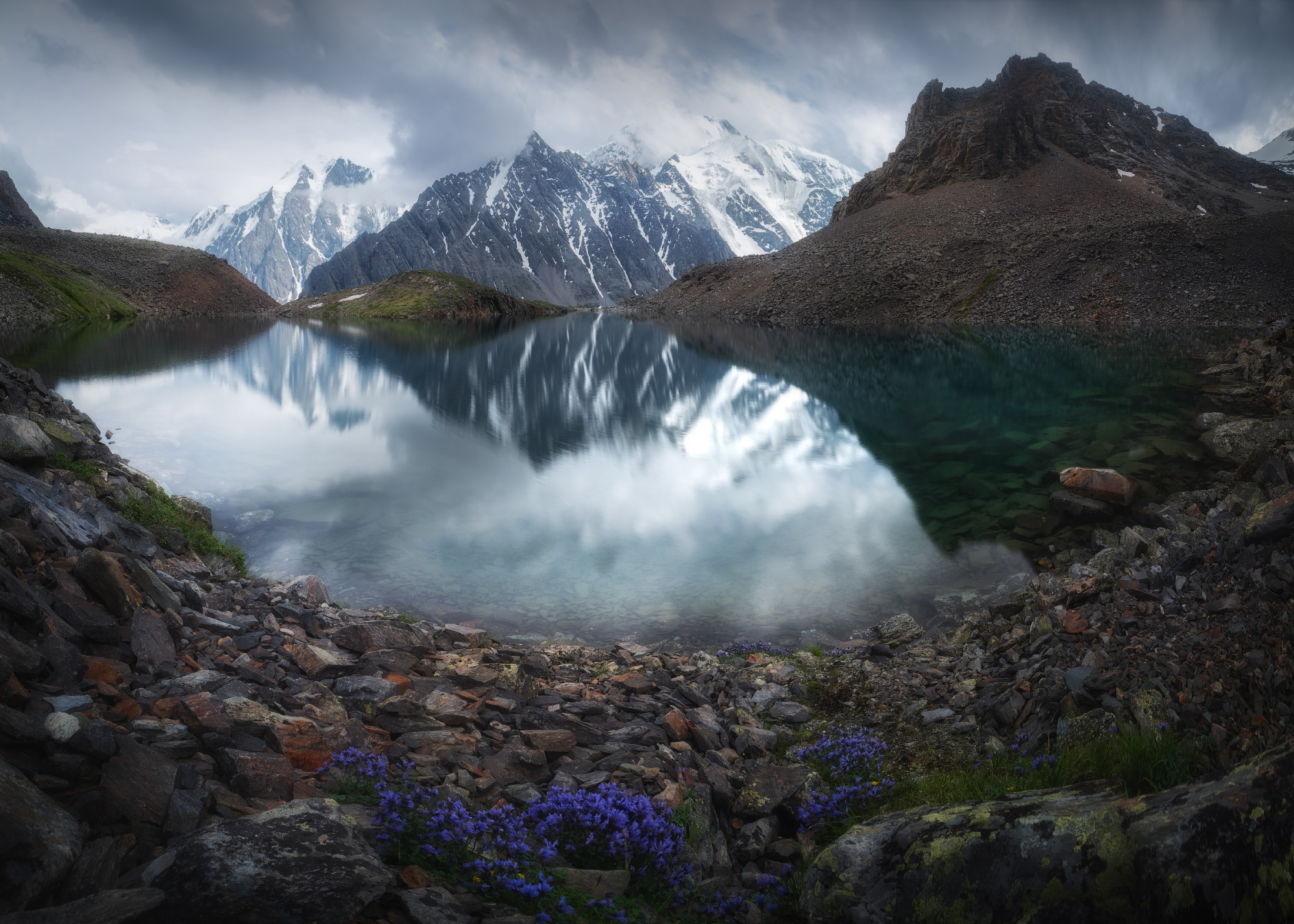 Зеркало пасмурного дня. Безымянное озеро в морене под массивом Маашей-Баши, Кош-Ашачский район, июль 2021