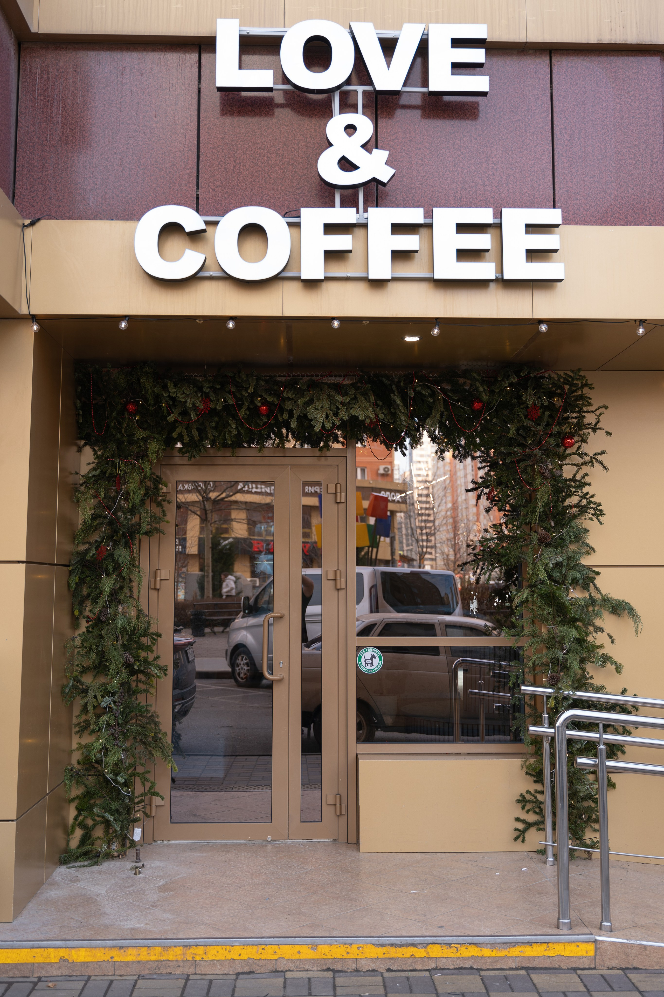 Интерьерная фотосъемка кофейни Love and Coffee — уютное место в Краснодаре Профессиональная фотосъемка интерьера кофейни в Краснодаре — Love. Шедевры для Вас! Фотограф и Видеограф в Краснодаре Пахиев Руслан