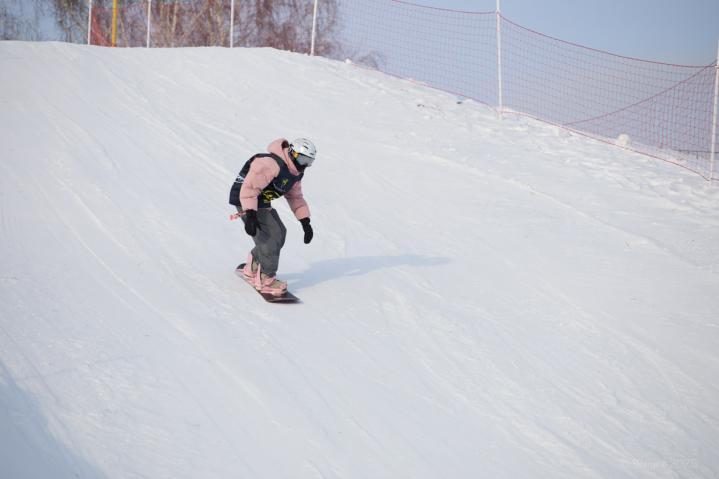Сноубордистка разгоняется со стартовой площадки на бигэйр