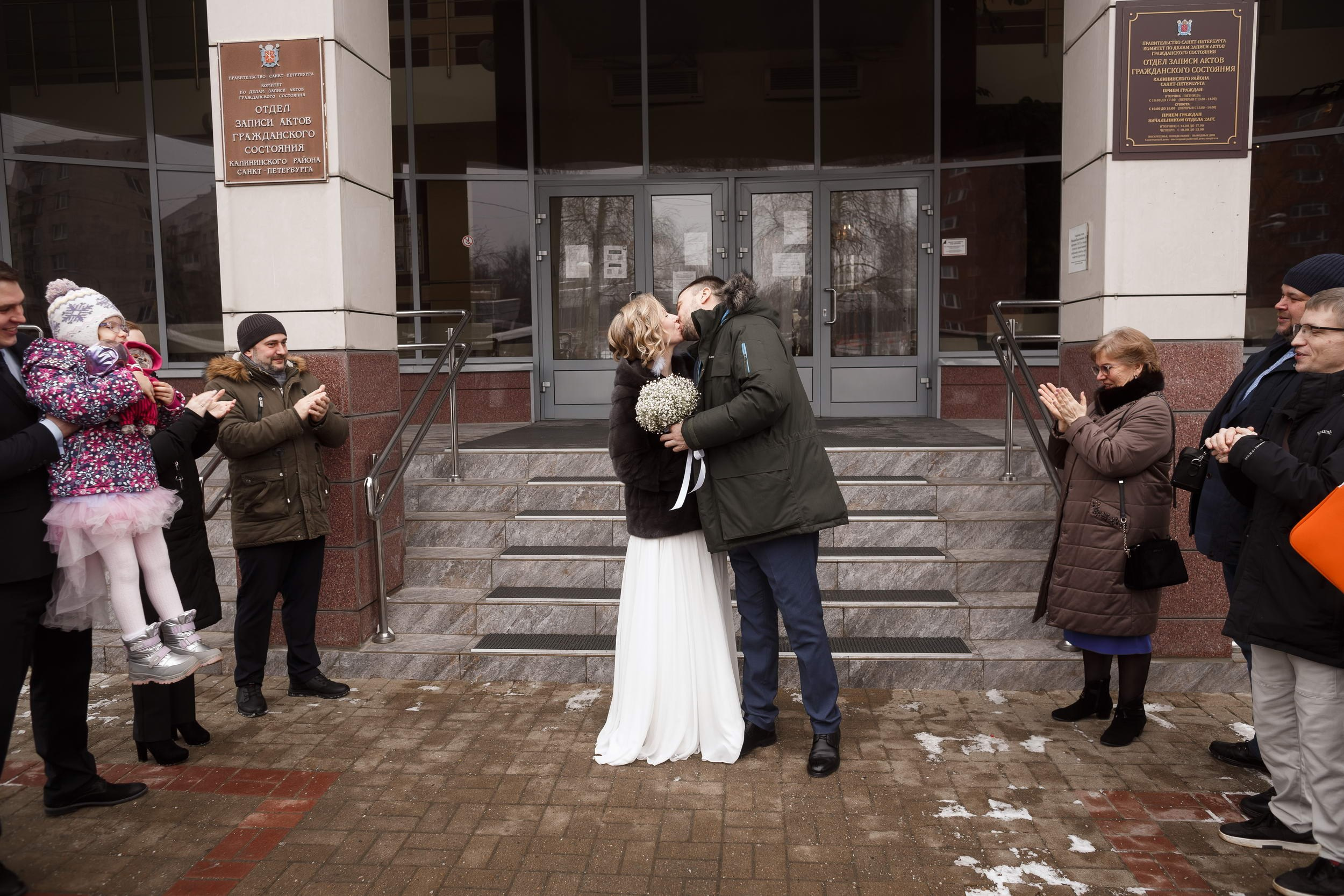 Свадьба в ЗАГСе Калининского района. Свадебный фотограф Игорь Брундасов 8PHOTO на свадьбу венчание загс СПб