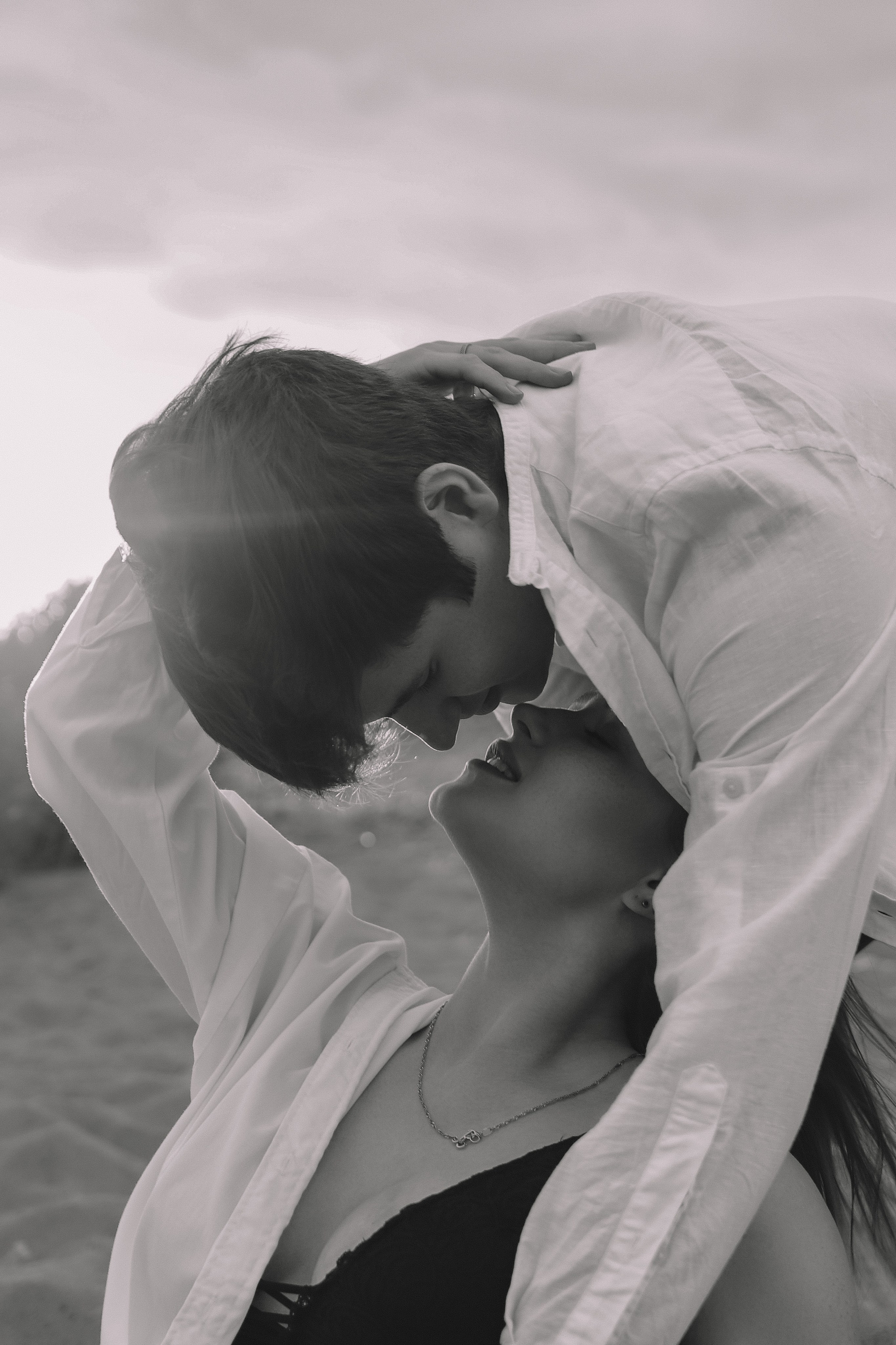 Черно-белый портрет пары на закате