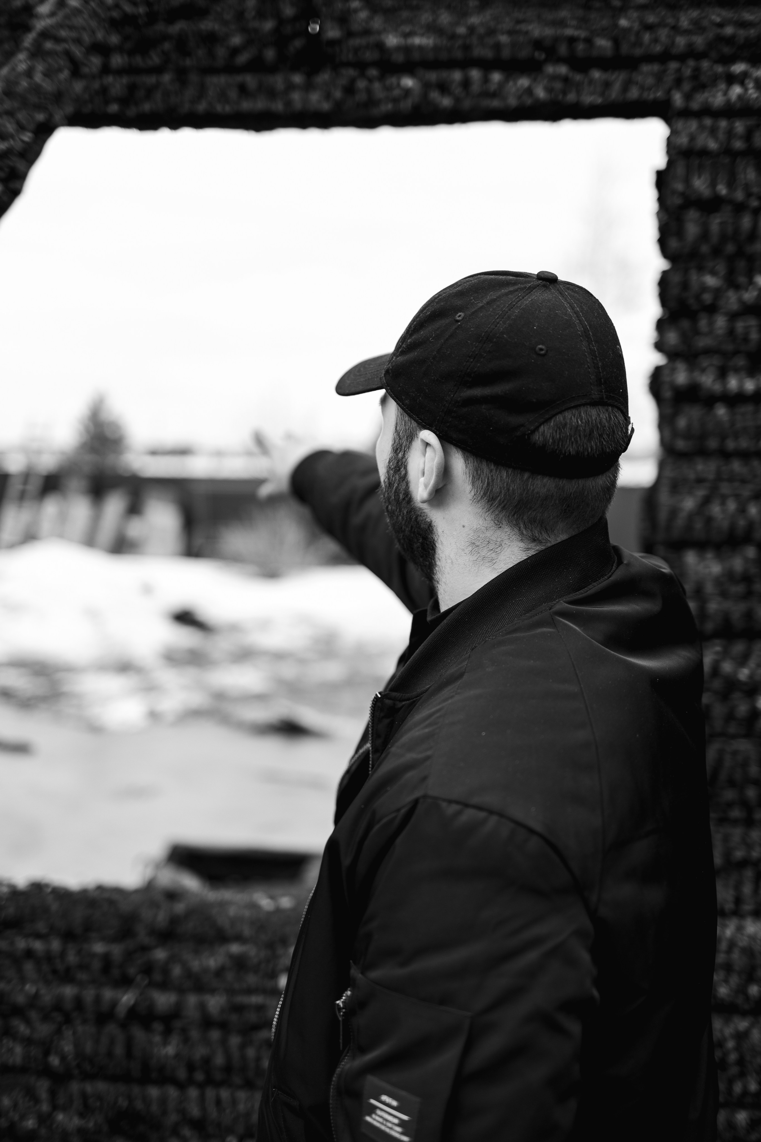 Илья за 1 час до сноса дома, который сгорел у нас в 2023. Семейный фотограф Надежда Каримова | Иркутск Байкал Аршан