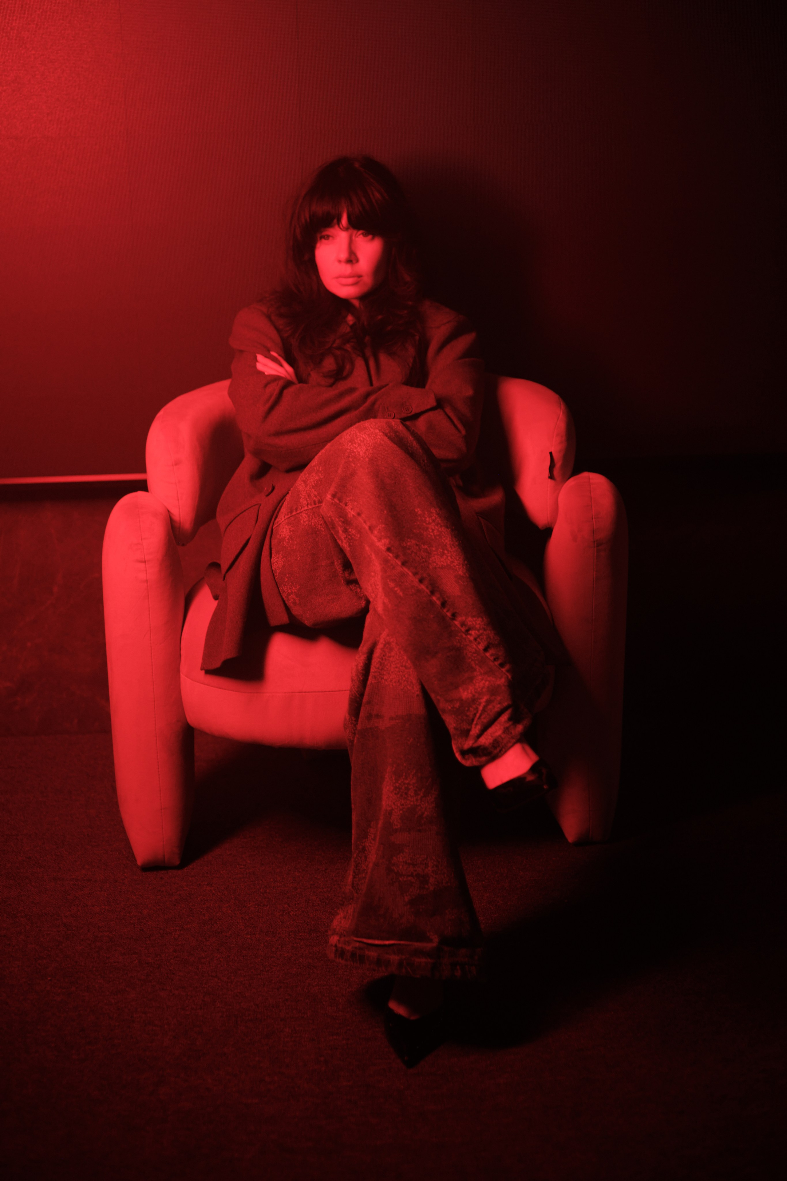 Женский портрет в пиджаке и драматичном красном свете