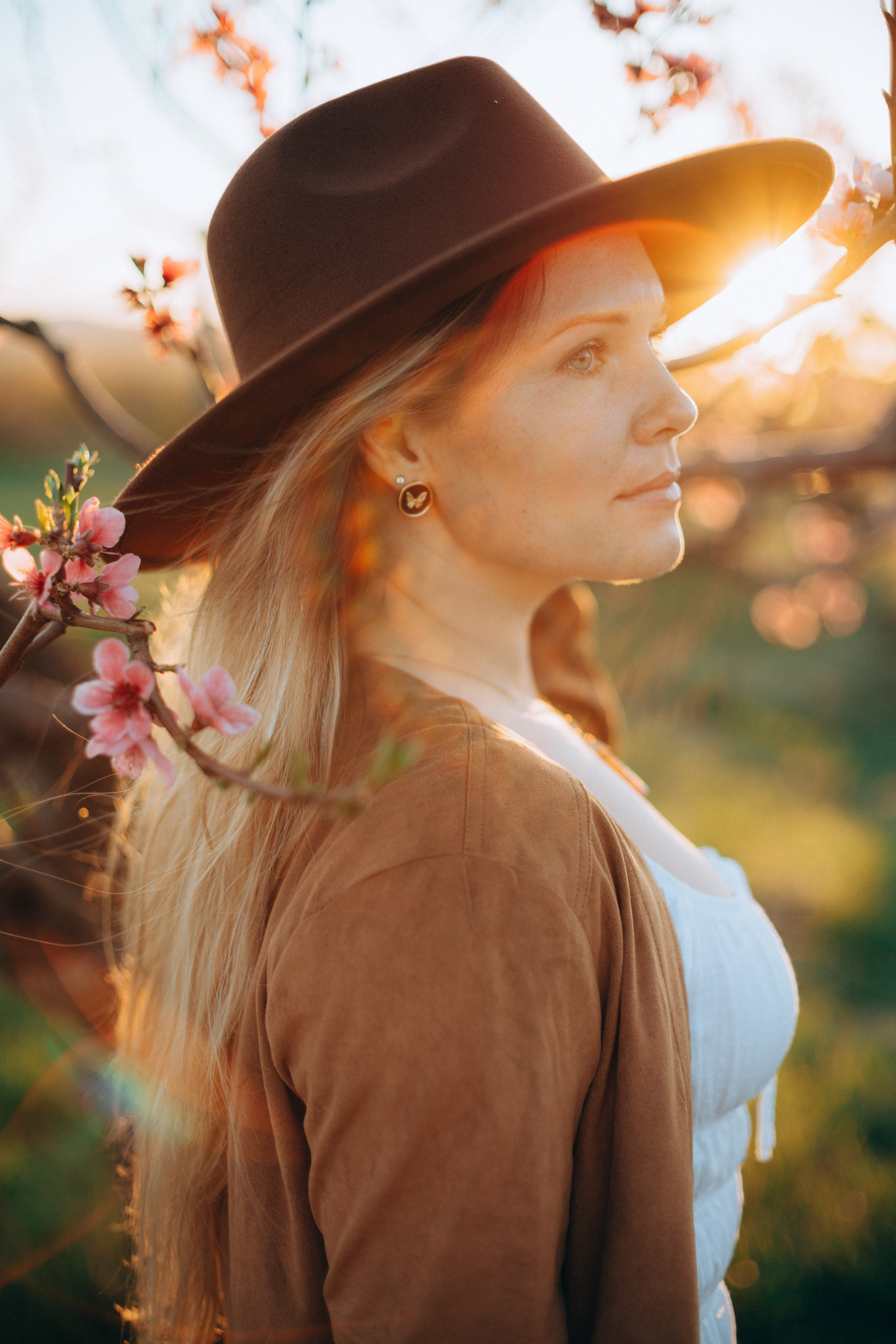 Женская фотосессия в персиковых цветениях. Портретный свадебный фотограф Крым | Евгения Щитенко
