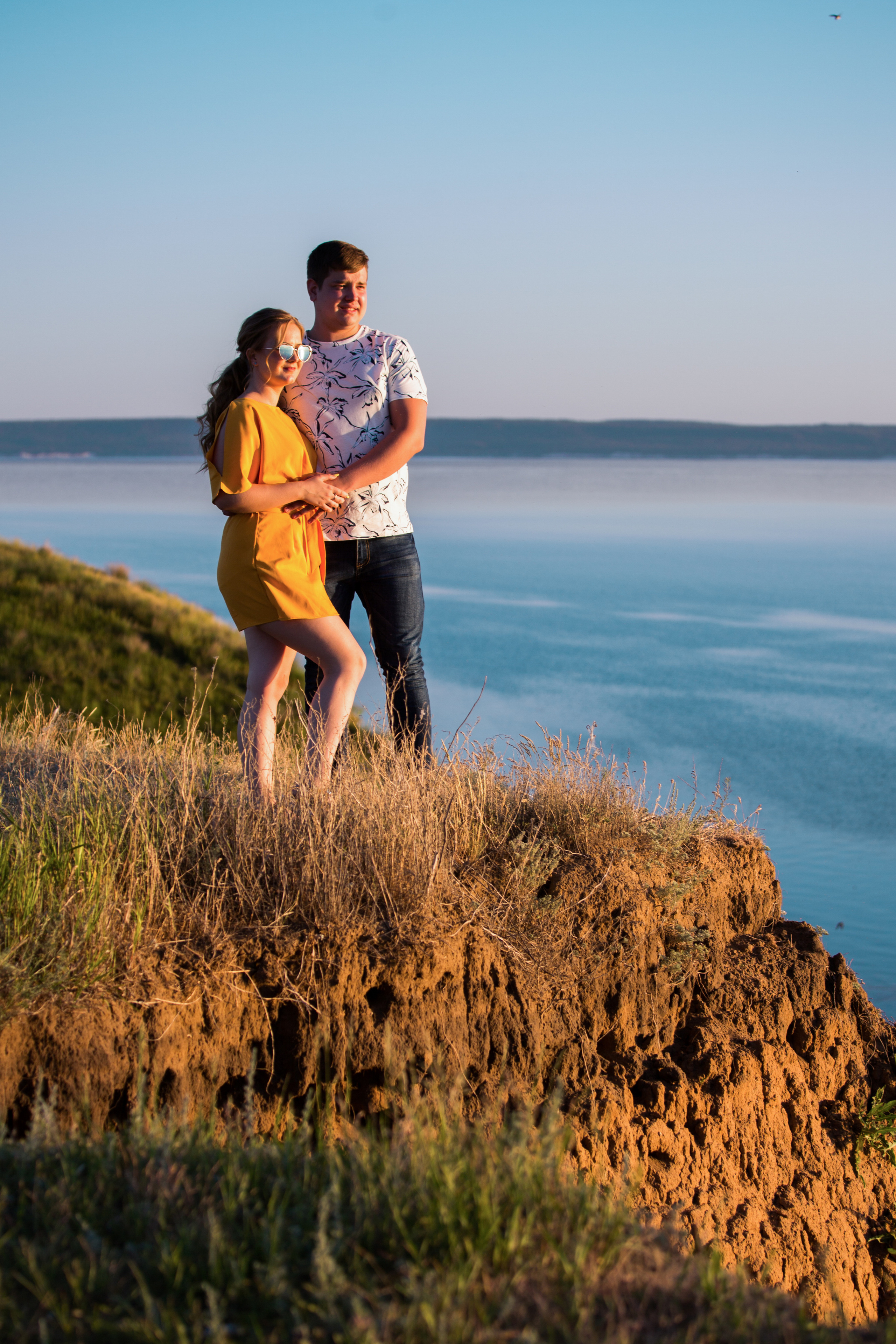 парень и девушка на горе на фоне моря