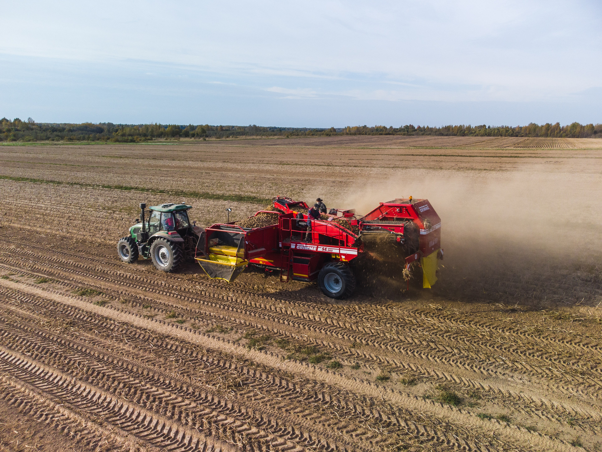 сбор картофеля, день, пыль, трактор