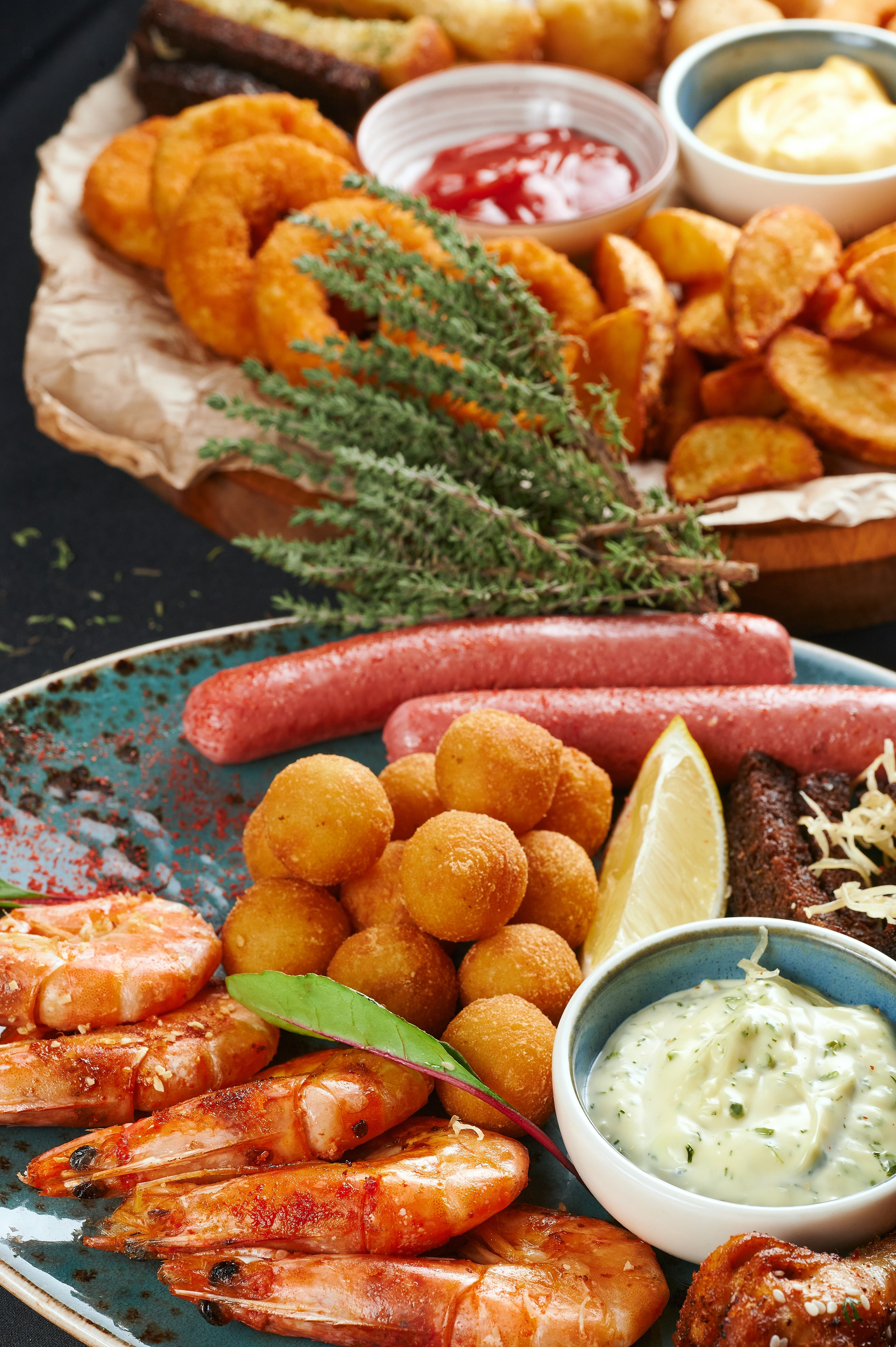 Натюрморт с сырыми морепродуктами: устрицы и лемон на льду