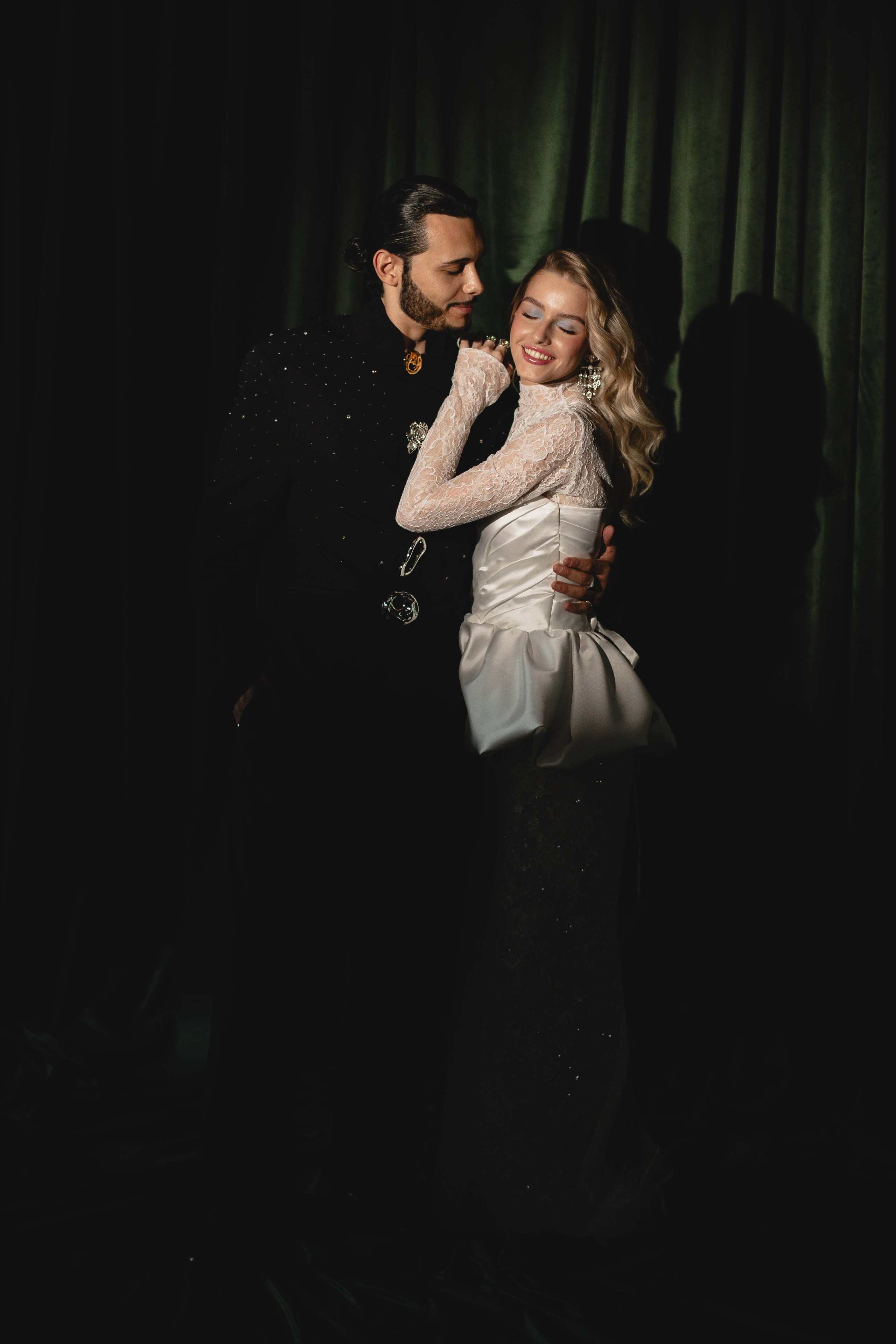 Счастливая пара позирует на свадебной фотосессии на фоне зеленой ткани в театре ,фэшн съемка ,топ 100 — свадебный фотограф Алена Межевова