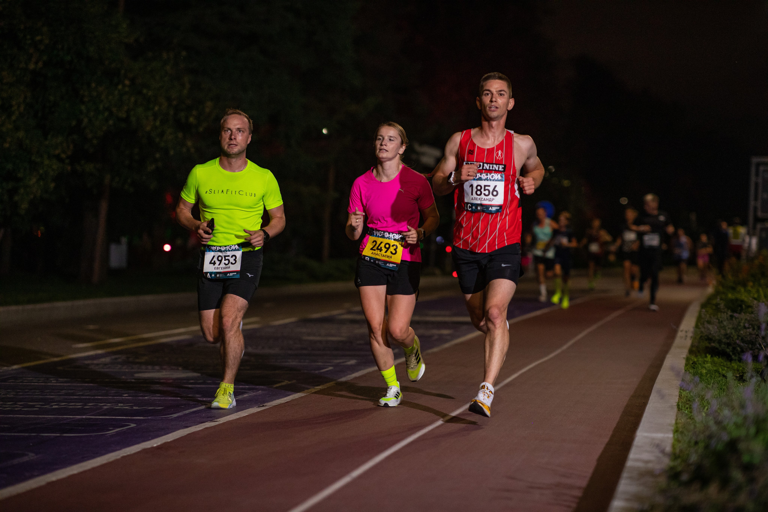 Ночной забег в ленте фотографий бегунов 03.08.24. Фотограф Сергей Ловкий