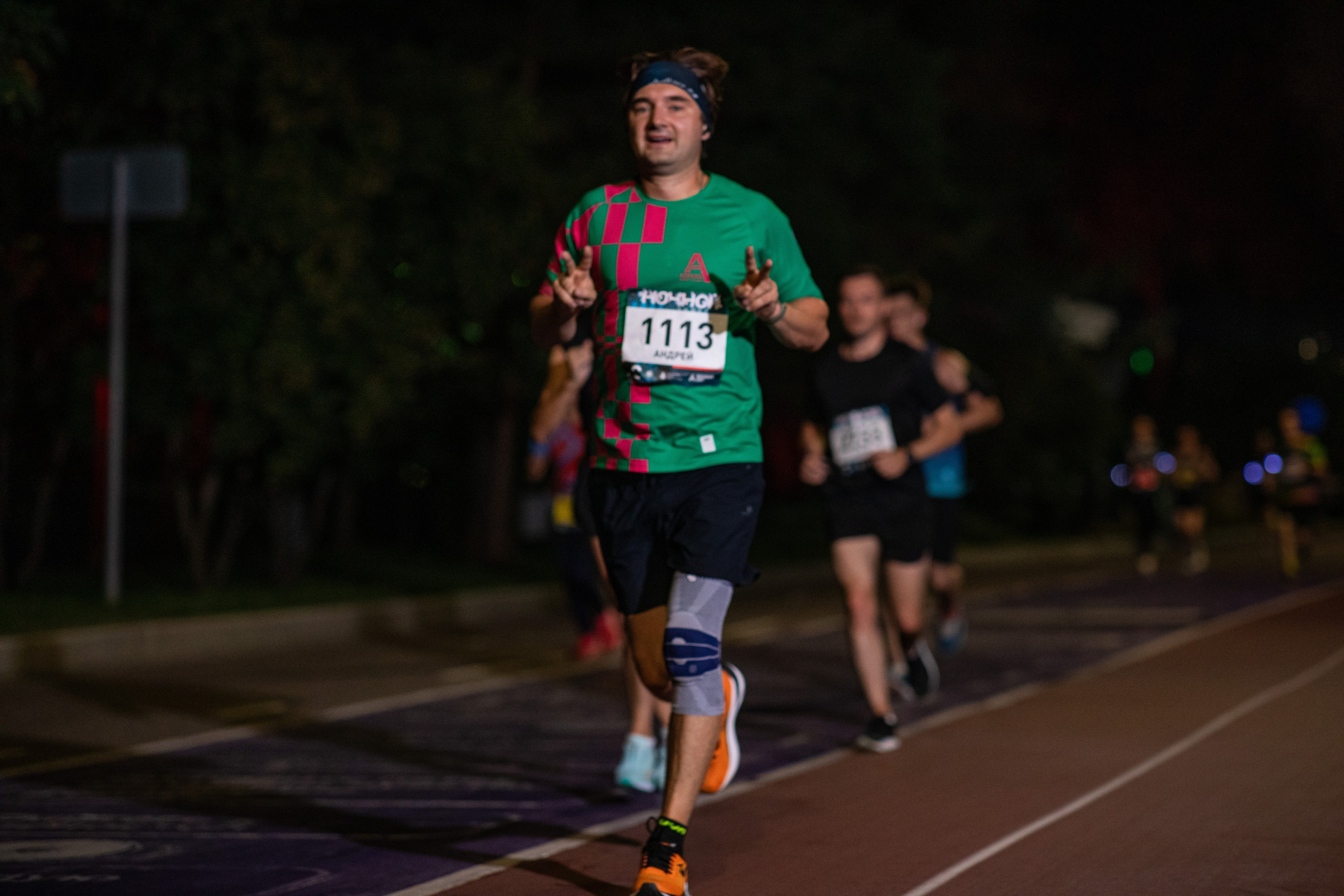 Ночной забег в ленте фотографий бегунов 03.08.24. Фотограф Сергей Ловкий