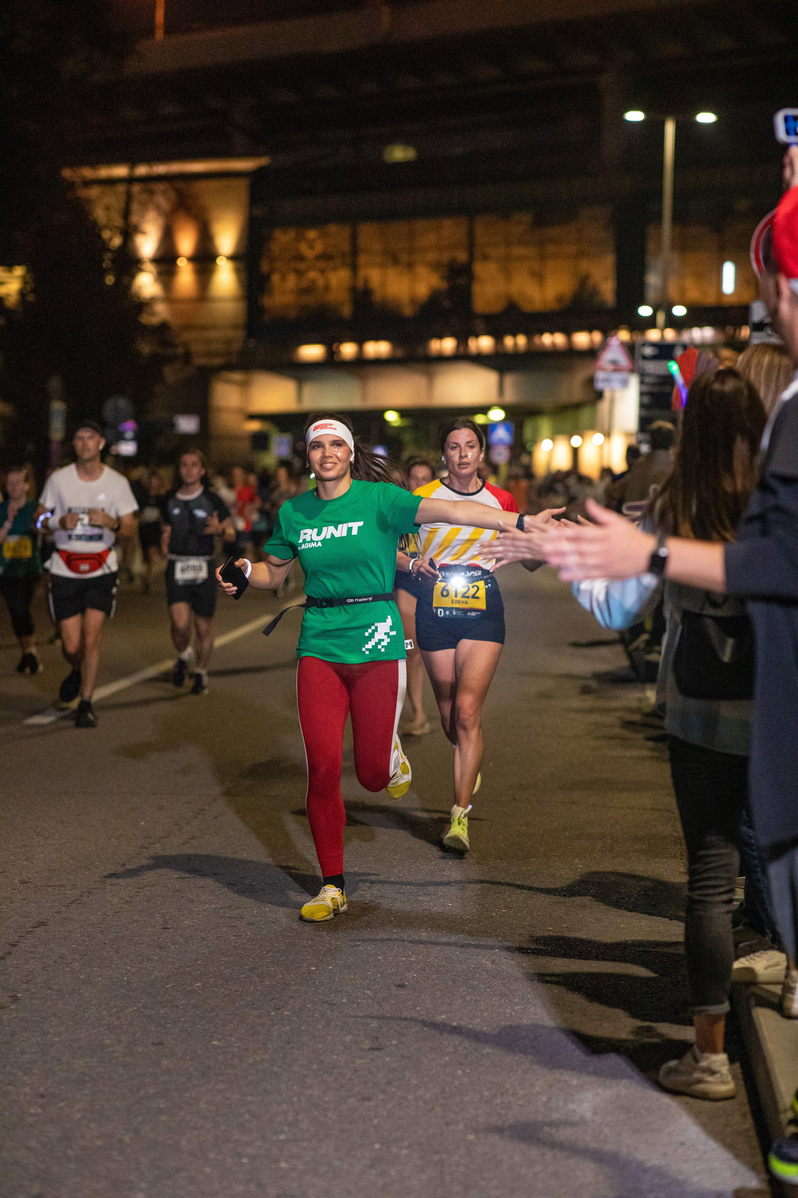 Ночной забег в ленте фотографий бегунов 03.08.24. Фотограф Сергей Ловкий