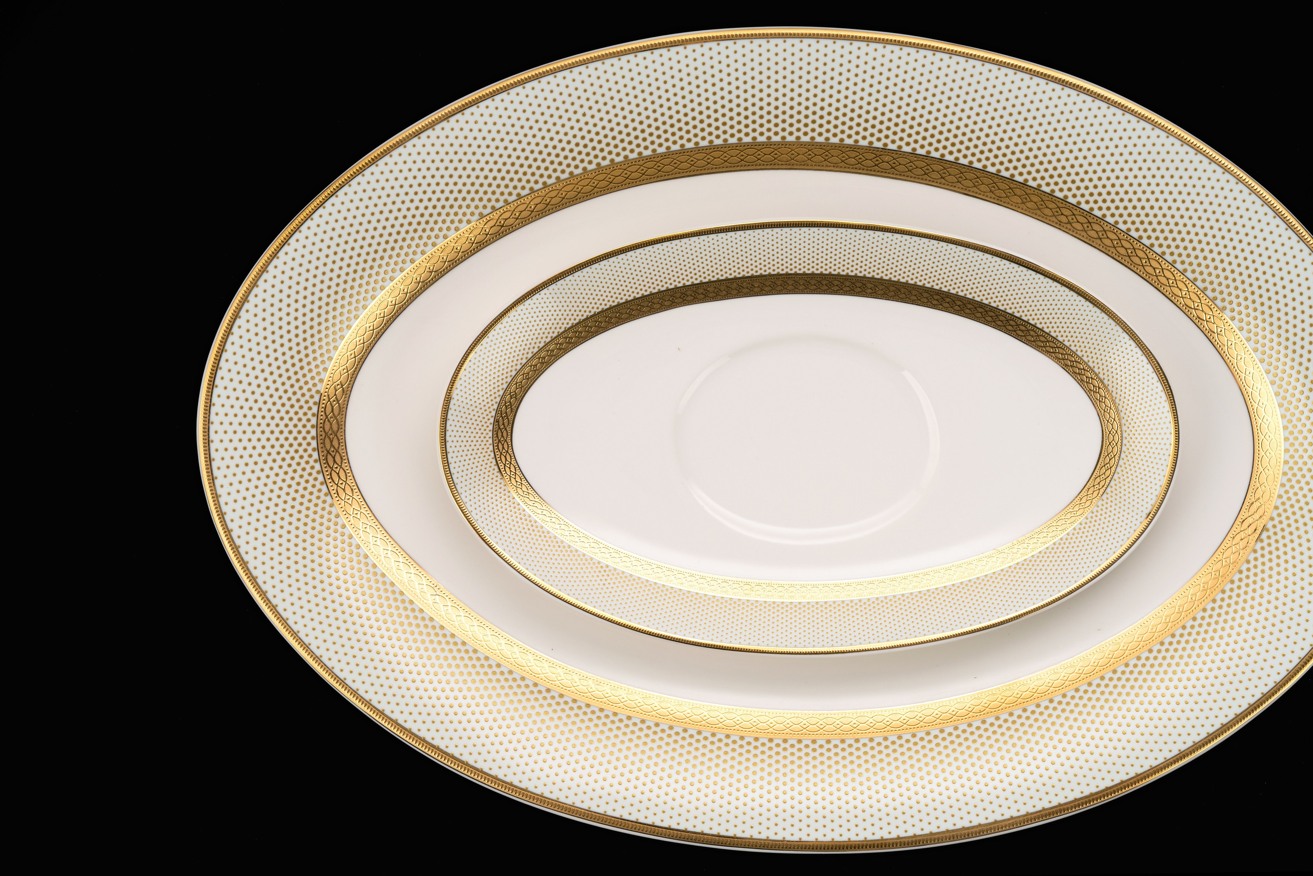 набор посуды Waseela белый с золотым орнаментом композиция предметная фотосъёмка посуды рекламная съёмка в Алматы Ринат Каримов Казахстан