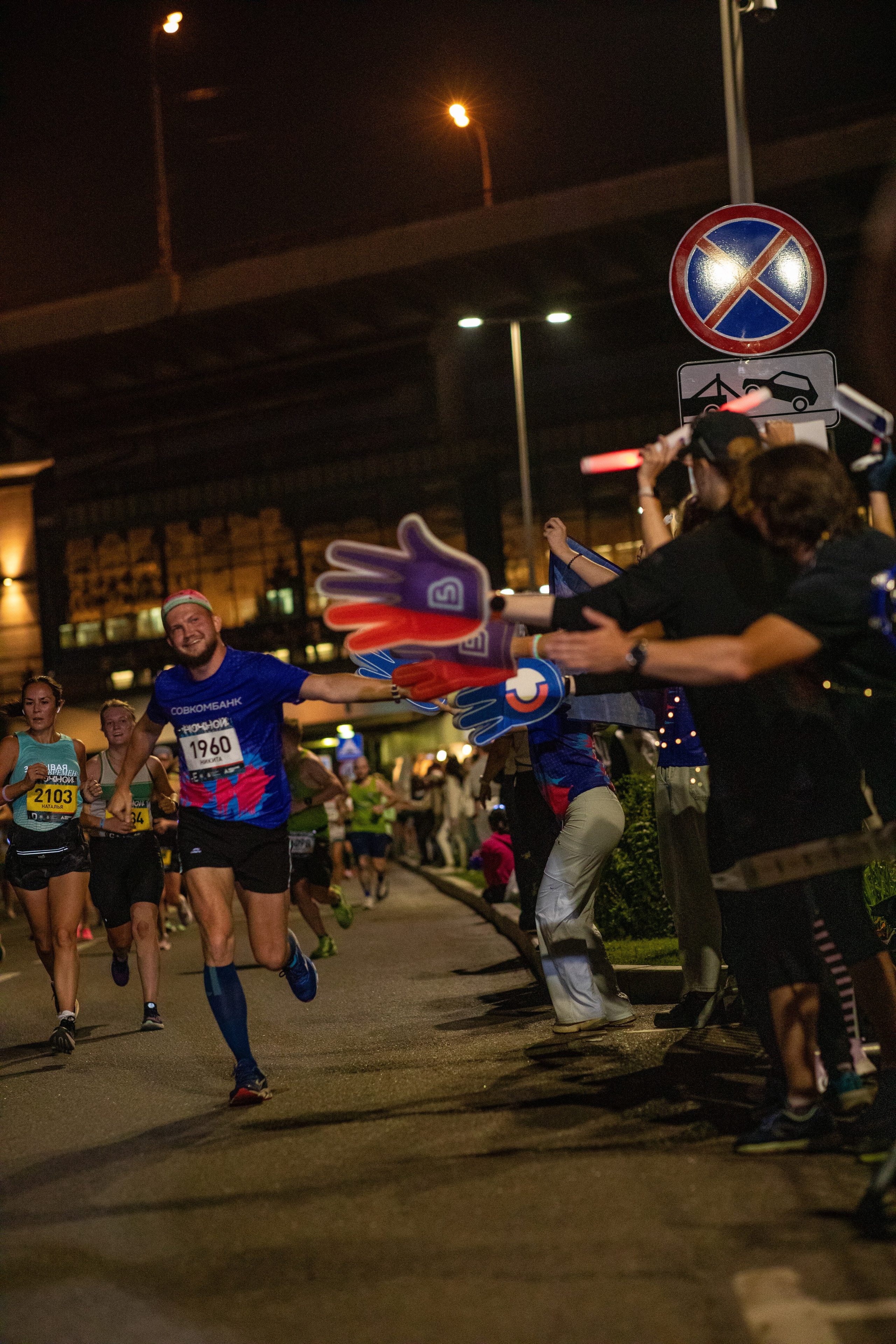 Ночной забег в ленте фотографий бегунов 03.08.24. Фотограф Сергей Ловкий