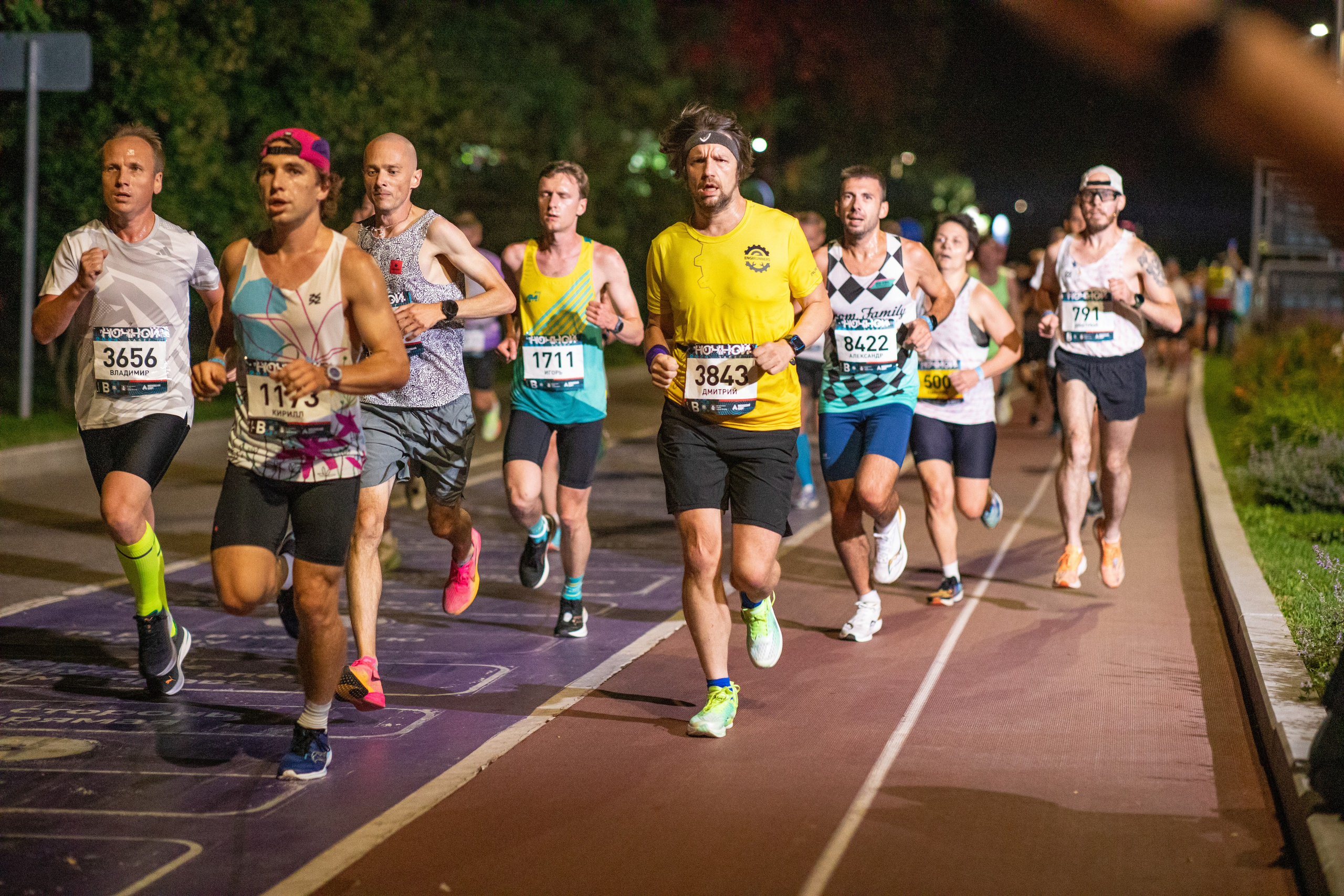 Ночной забег в ленте фотографий бегунов 03.08.24. Фотограф Сергей Ловкий