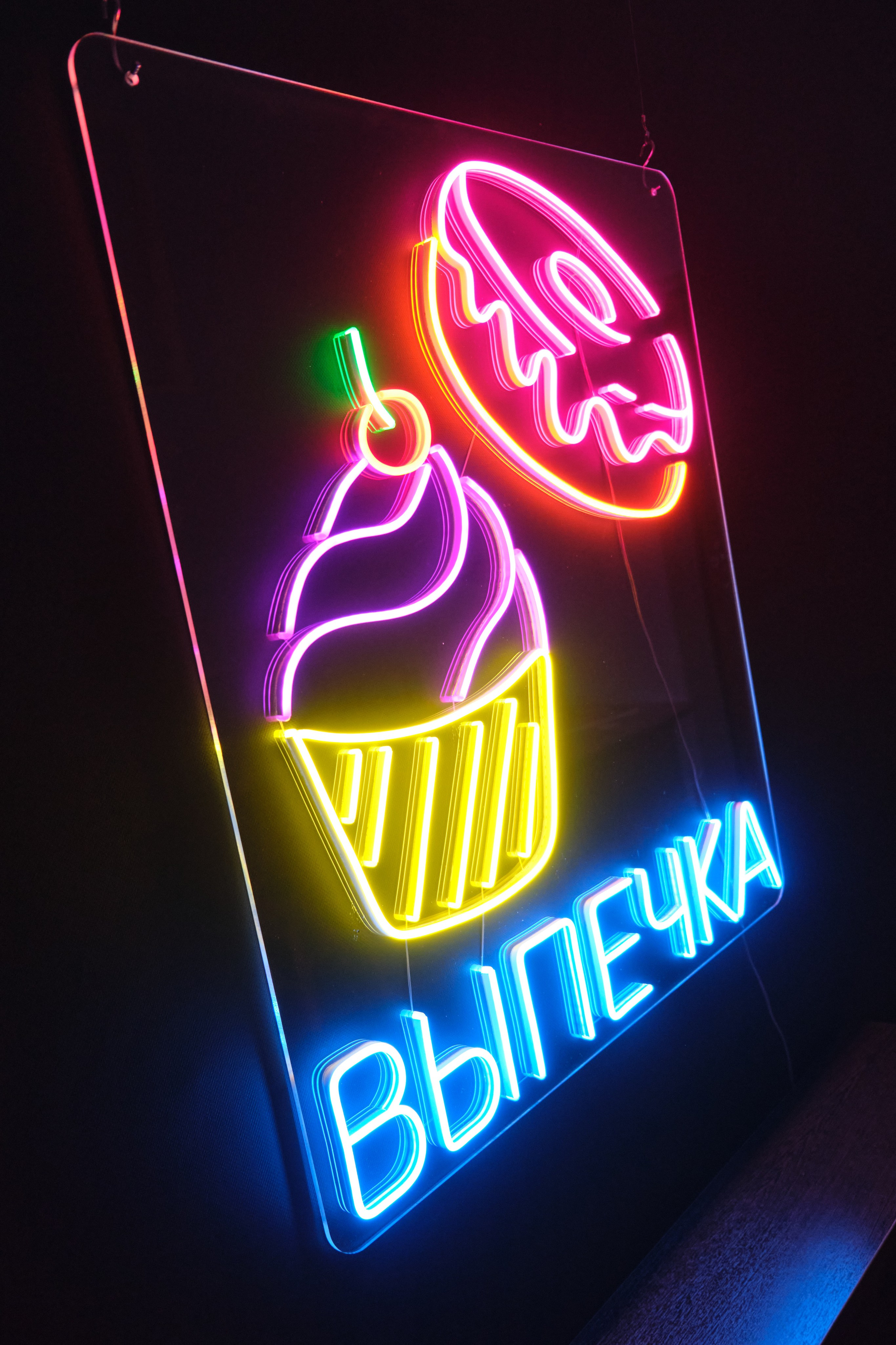 Предметка, неон. Репортажная фото и видеосъемка в Москве под ключ