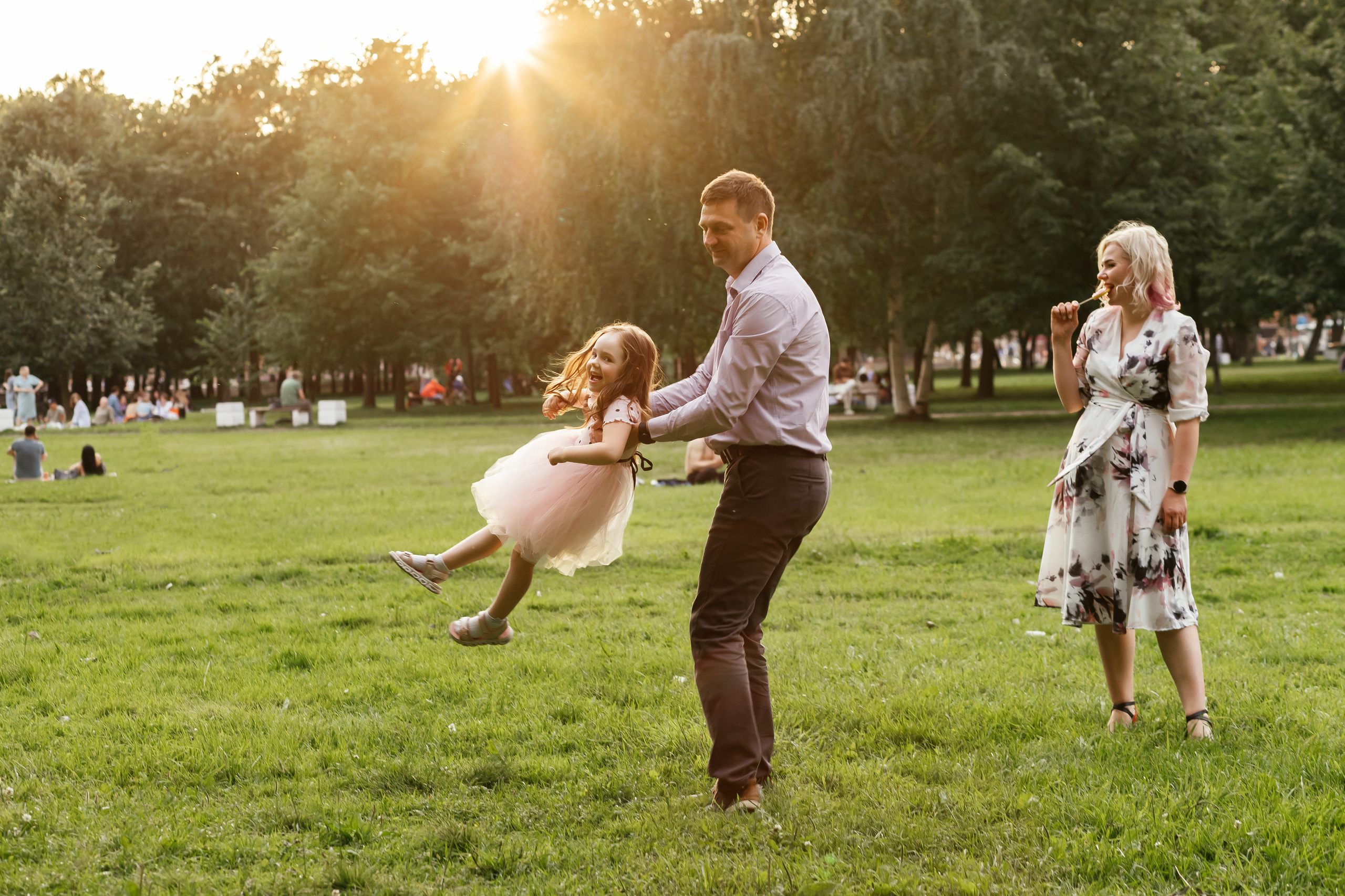 Летний вечер в парке 300-летия. Семейный и свадебный фотограф в Петербурге Евгения и Николай Шевчук