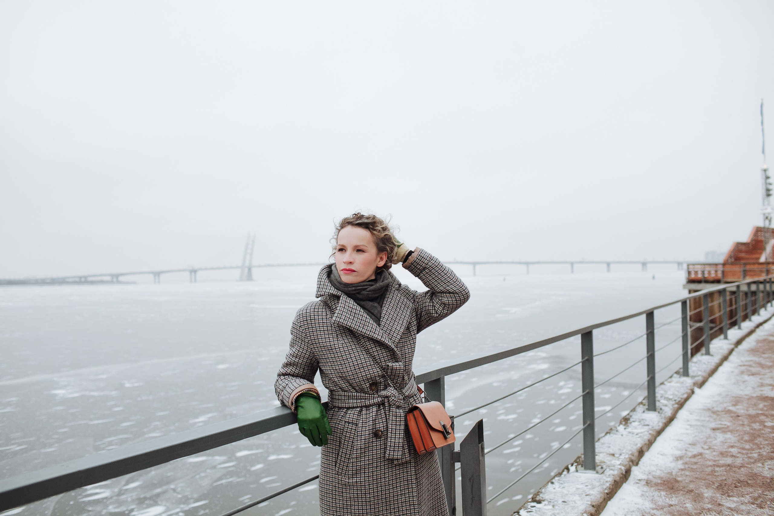 Лена, ноябрьский ветер и залив. Семейный фотограф, свадебный фотограф, женский портрет в Санкт-Петербу
