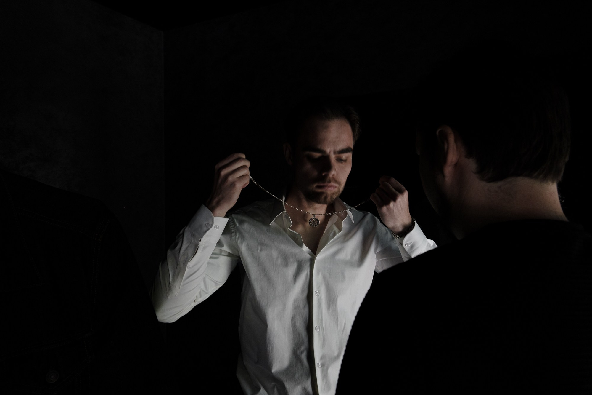 Черно-белая свадьба с вечерней церемонией под деревом. Свадебный фотограф Элли Федосеева