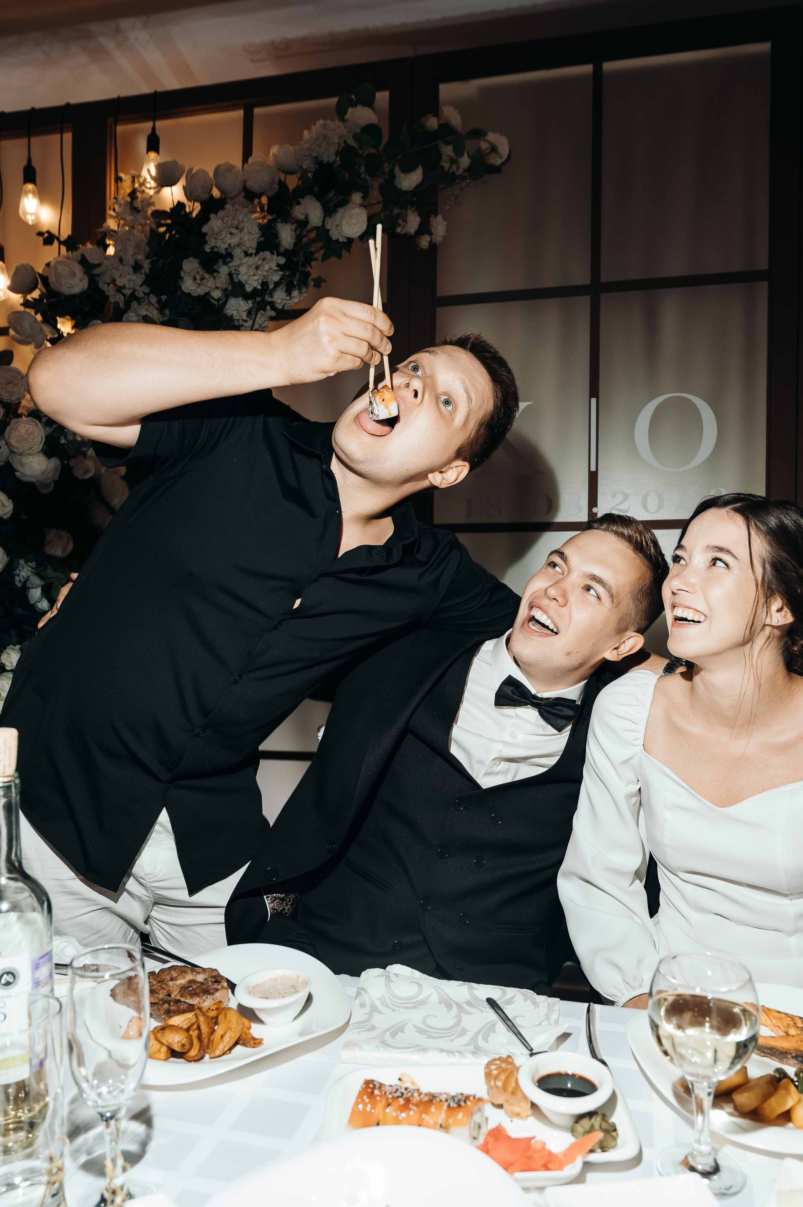 Совместные сборы в отеле. Свадебный и семейный фотограф в Котласе Никита Попов