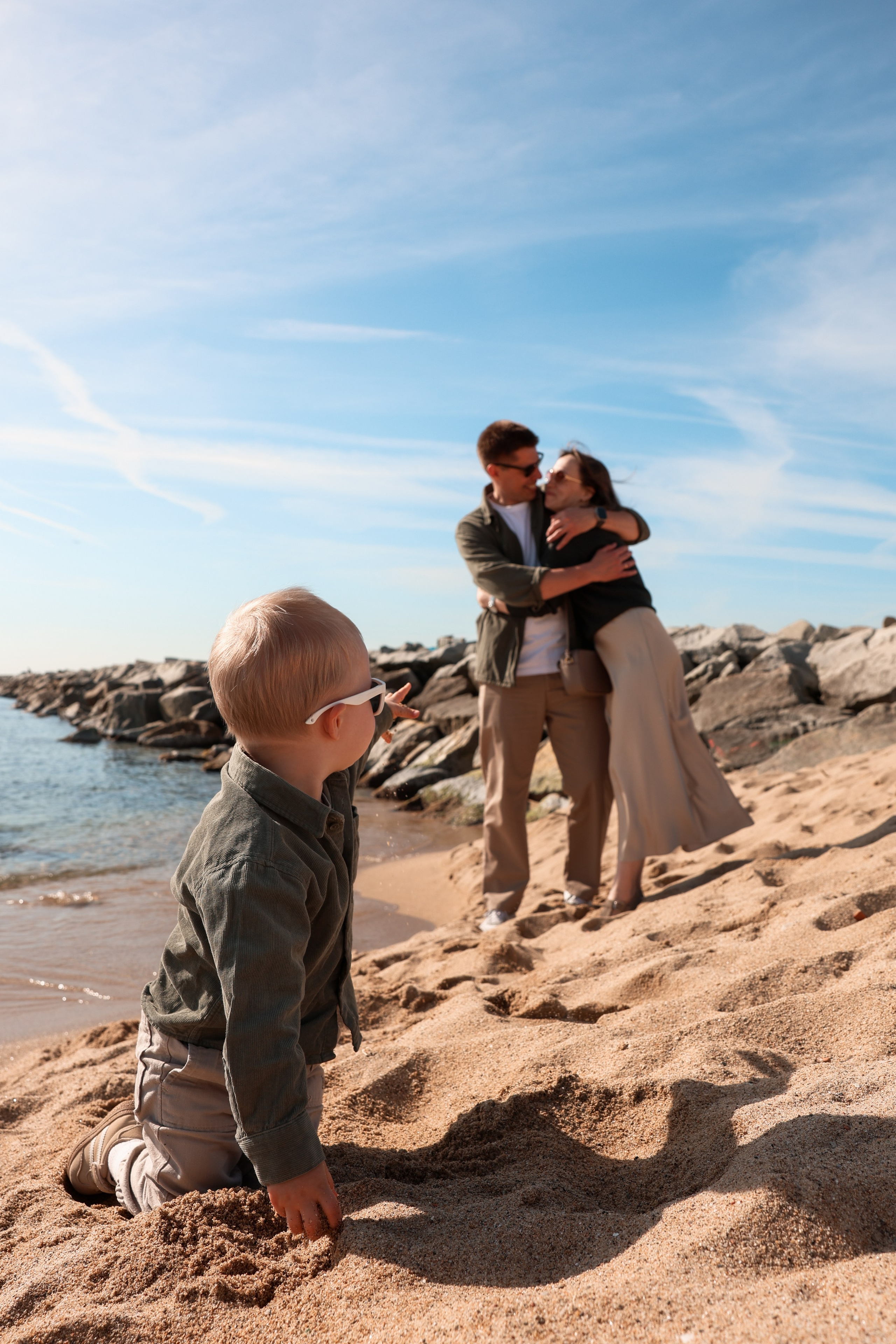 Seashore with a toddler. Natalia Zhuravleva|family, newborn, maternity photographer in Barcelona