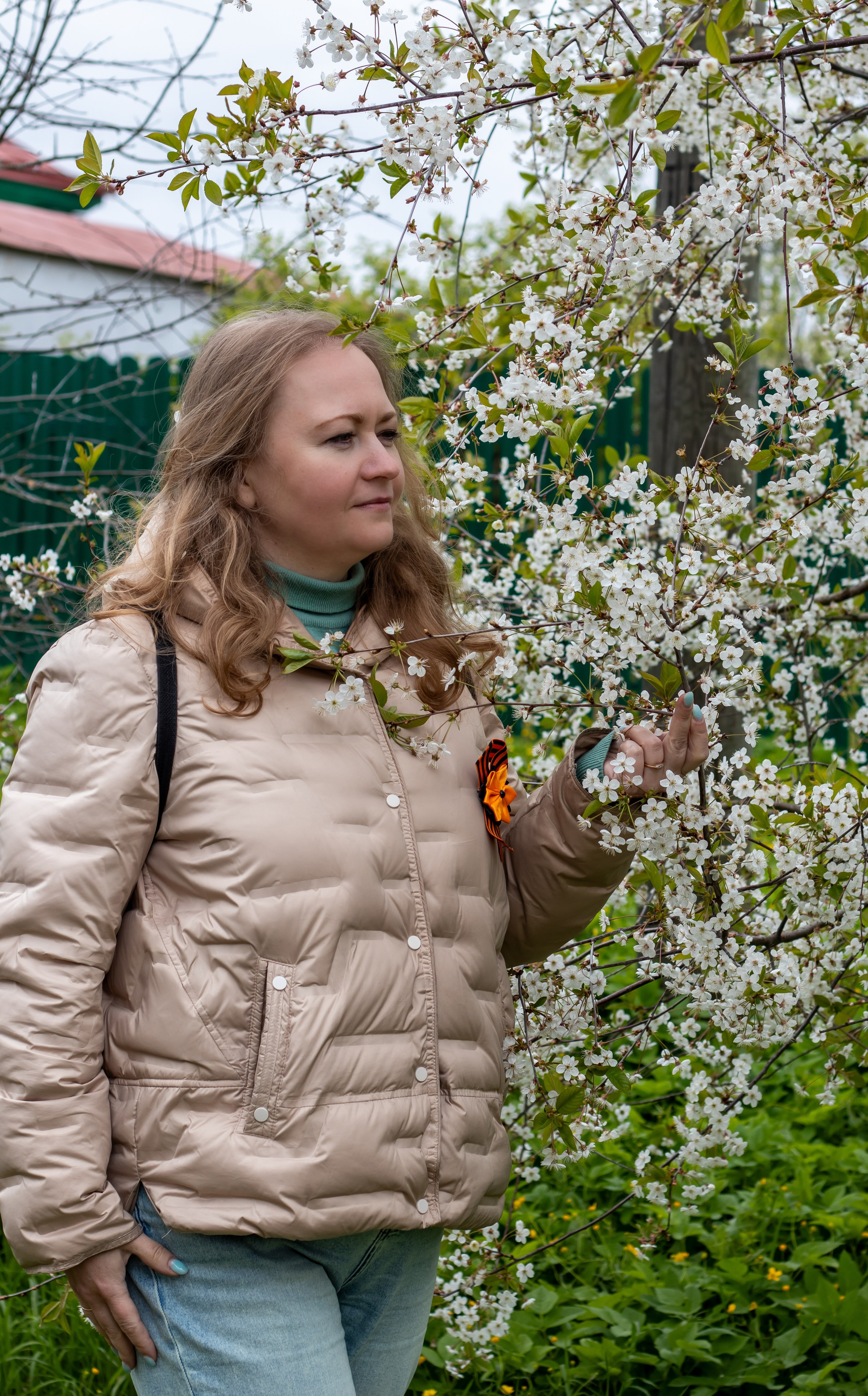 Фотосессия в цветущем саду среди белоснежных цветов вишни Москва прекрасная девушка на фоне цветов