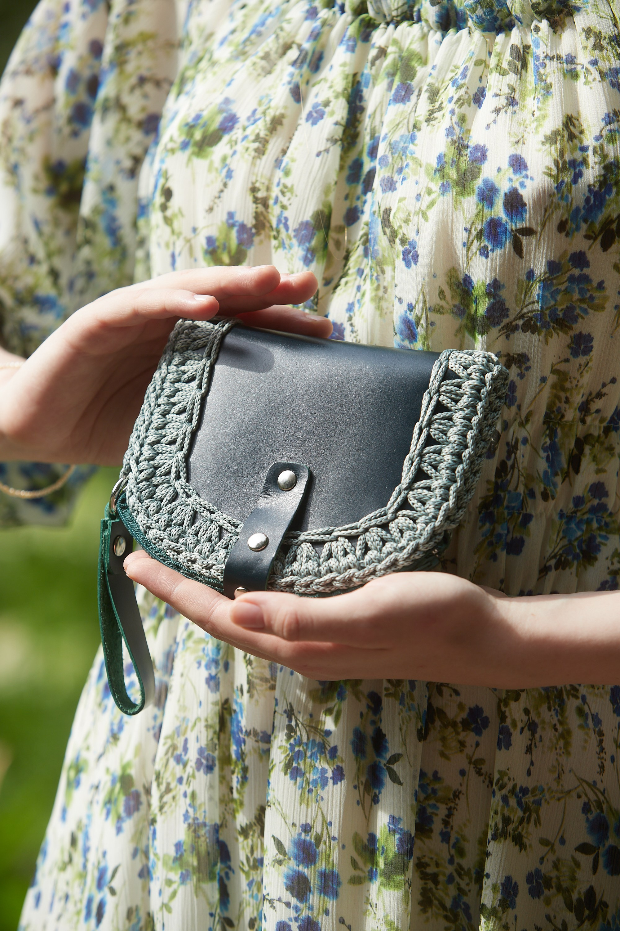 Серый вязаный клатч — предметная съёмка аксессуаров.