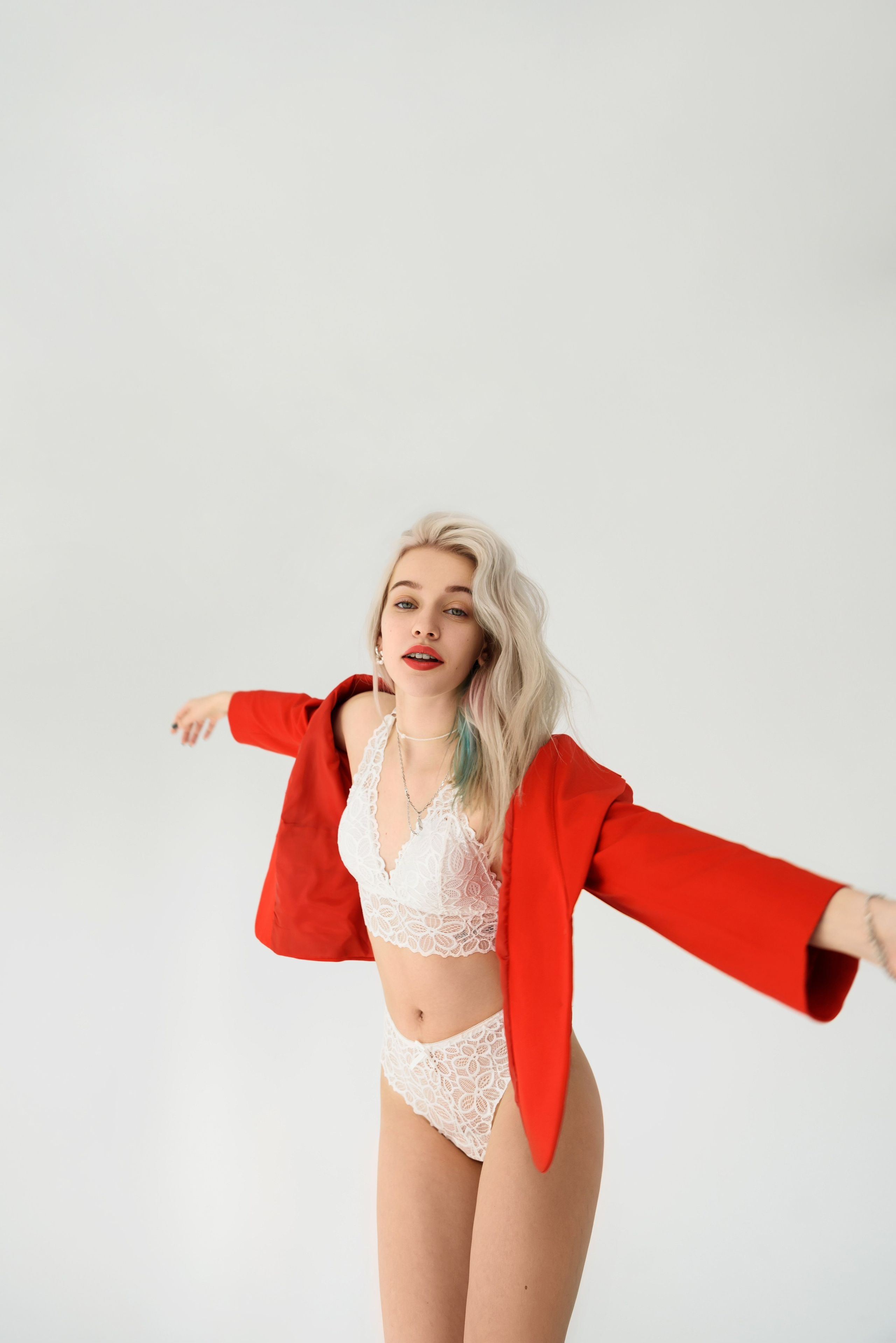 модель в белье и красном пиджаке студийное фото