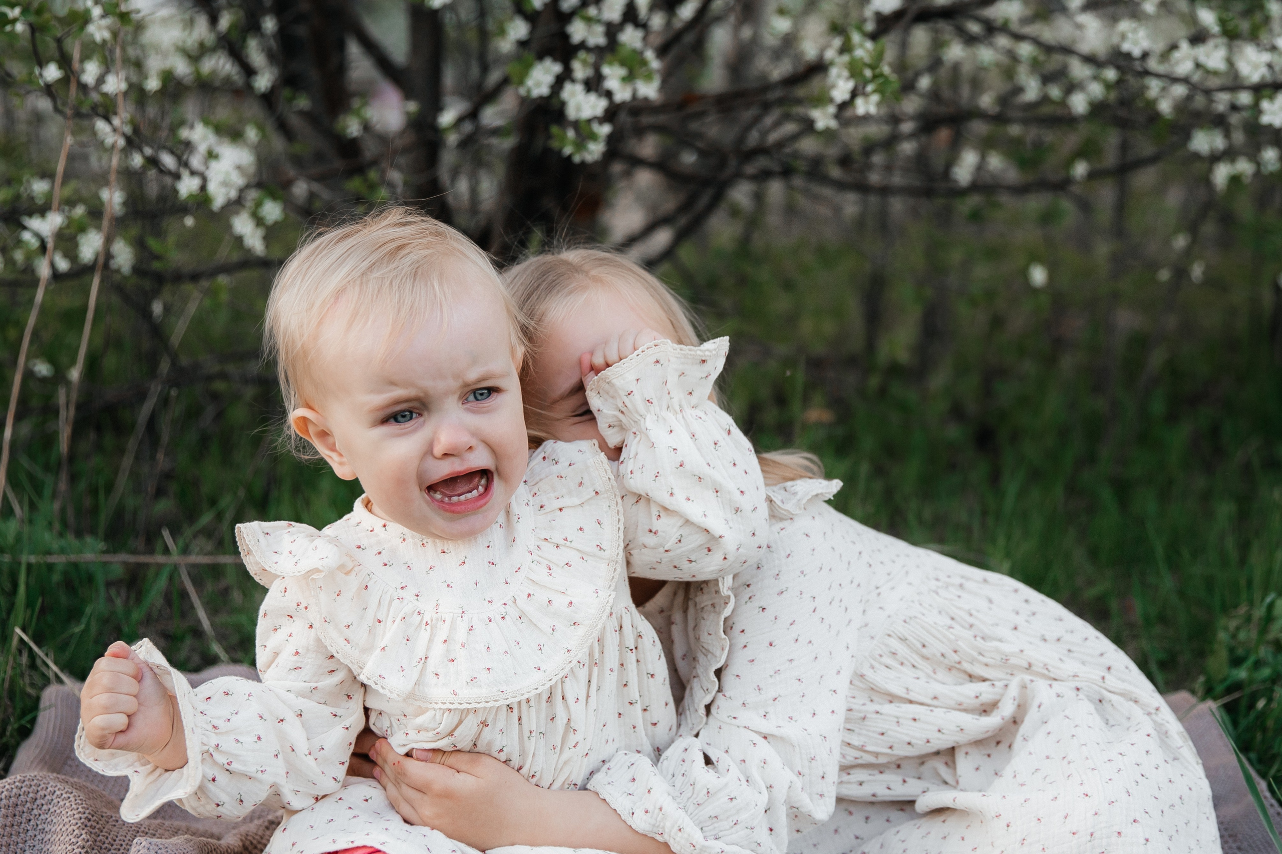 Катя и Маша в вишне. Семейный фотограф документалист в Пензе Лопатинская Татья