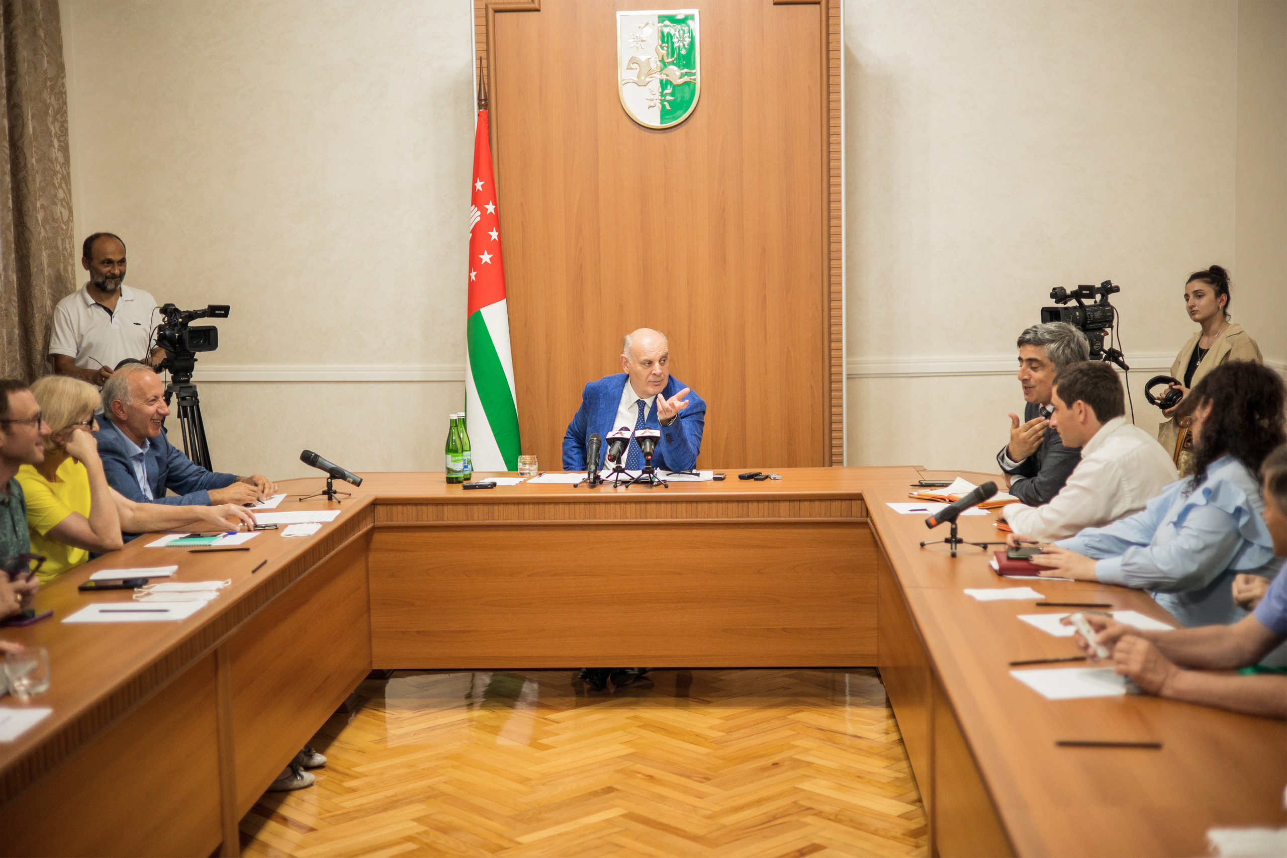 Пресс-конференция президента Абхазии. Свадебный и семейный фотограф в Абхазии Эля Цишба