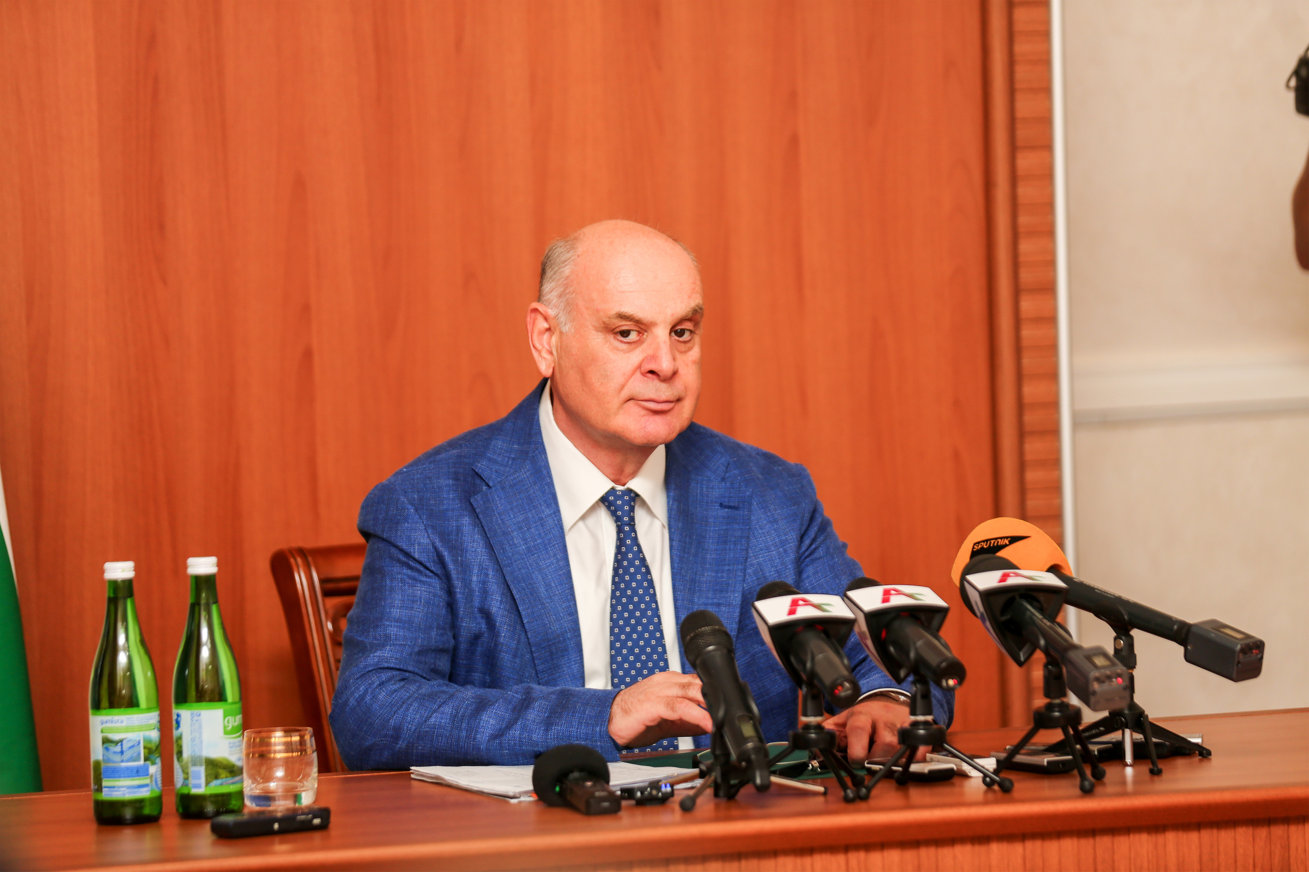 Пресс-конференция президента Абхазии. Свадебный и семейный фотограф в Абхазии Эля Цишба