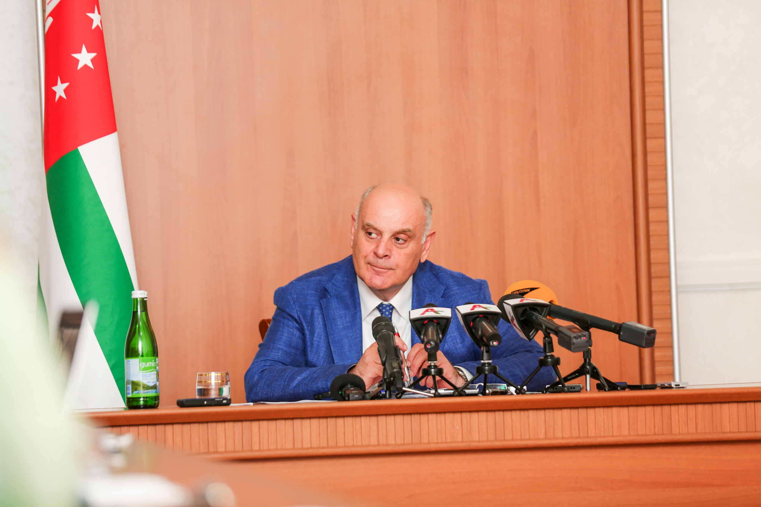 Пресс-конференция президента Абхазии. Свадебный и семейный фотограф в Абхазии Эля Цишба