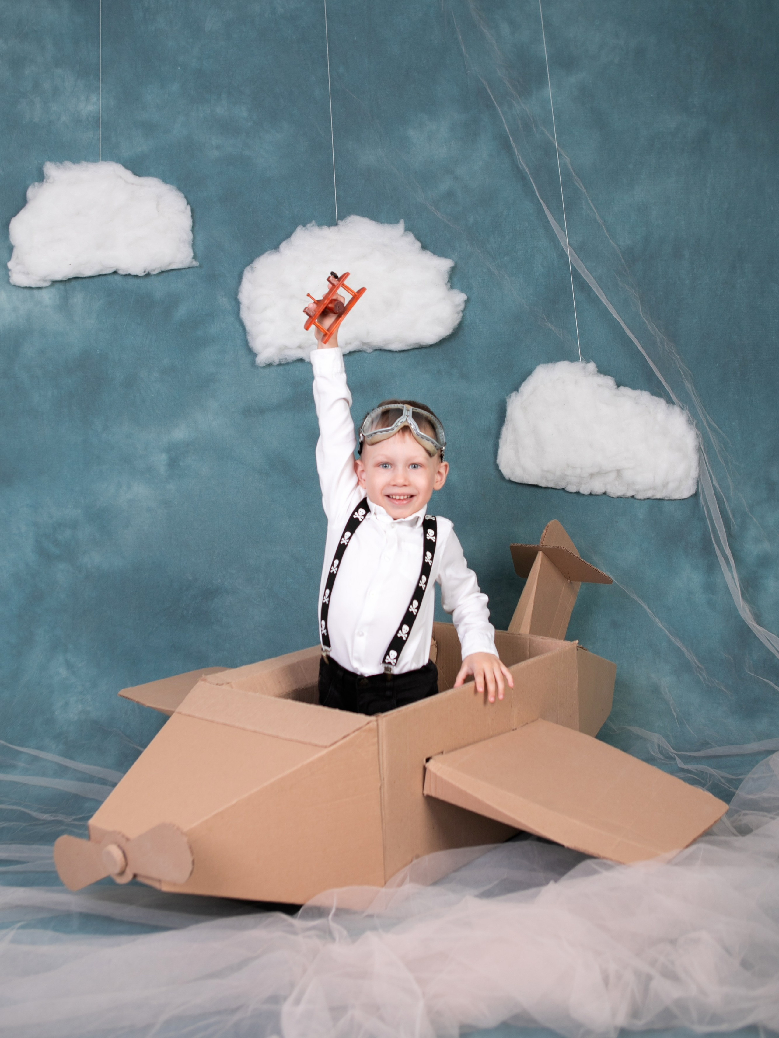 Общее фото в детском саду с выездным реквизитом в Тюмени. Выпускные альбомы в Тюмени для школ, садов, вузов спортивных секций