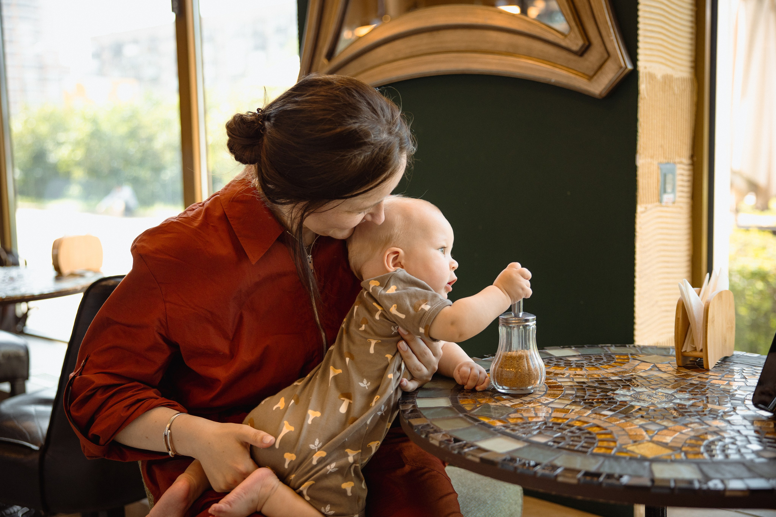 Настя с сыном у Alma-Mater. Ваш семейный newborn и lifestyle фотограф в СПБ Наталья Журавлева