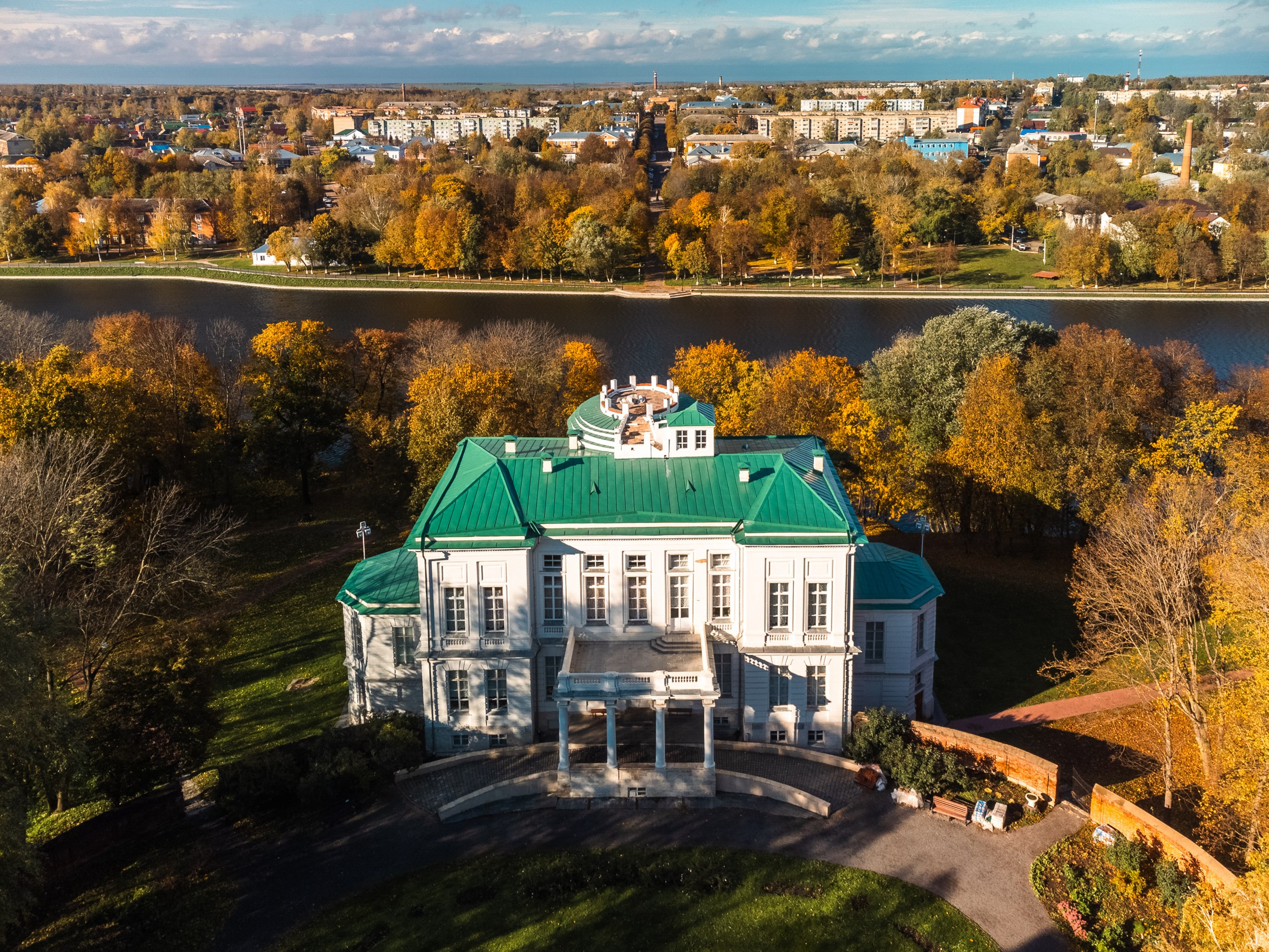 Богородицкий дворец-музей осенью