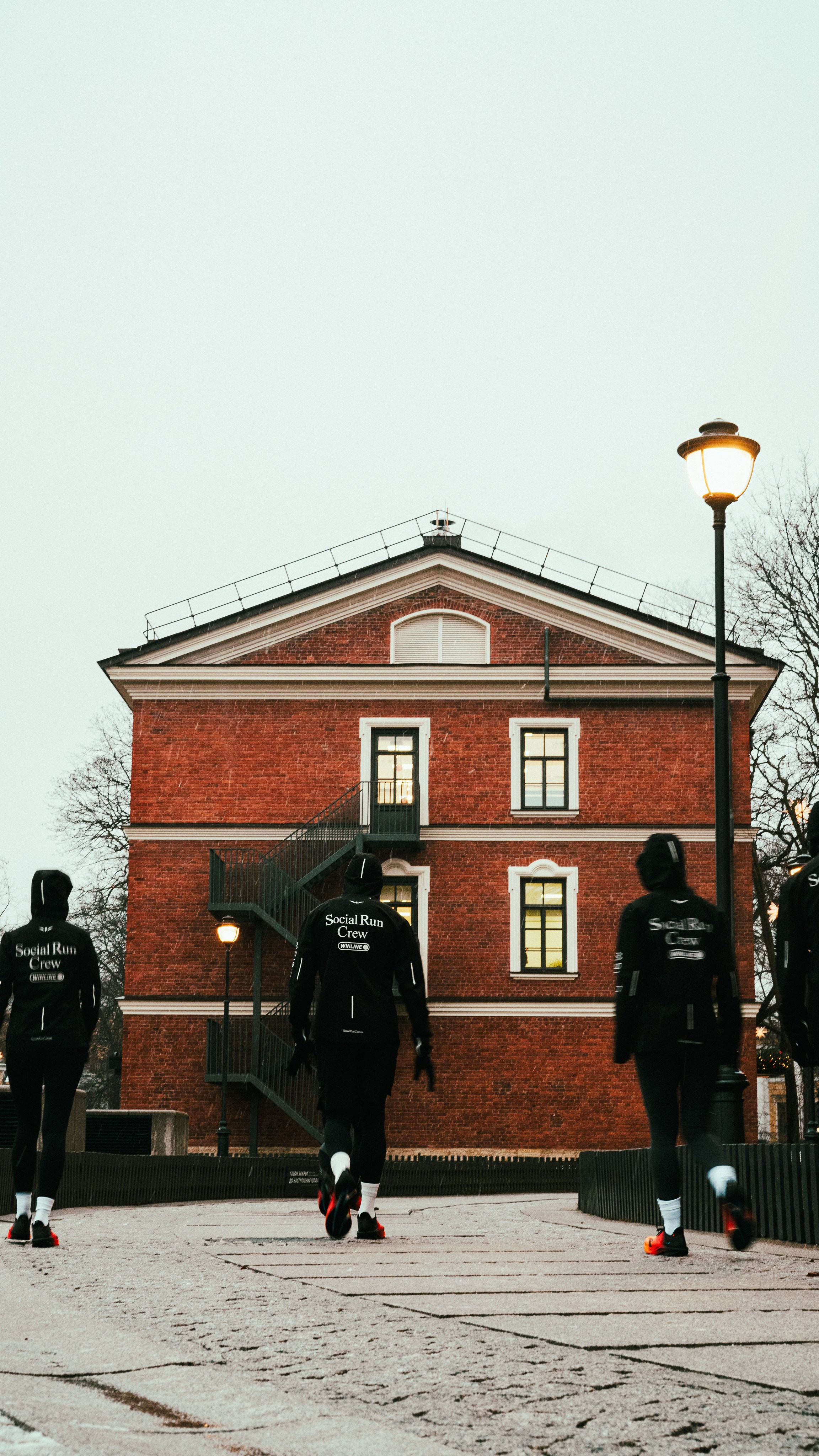 Social Run Community x Anta. Зимняя городская новогодняя фотосессия спортивной одежды от бегового клуба social run community. Портретный и репортажный фотограф в Санкт-Петербурге Смоляков Максим