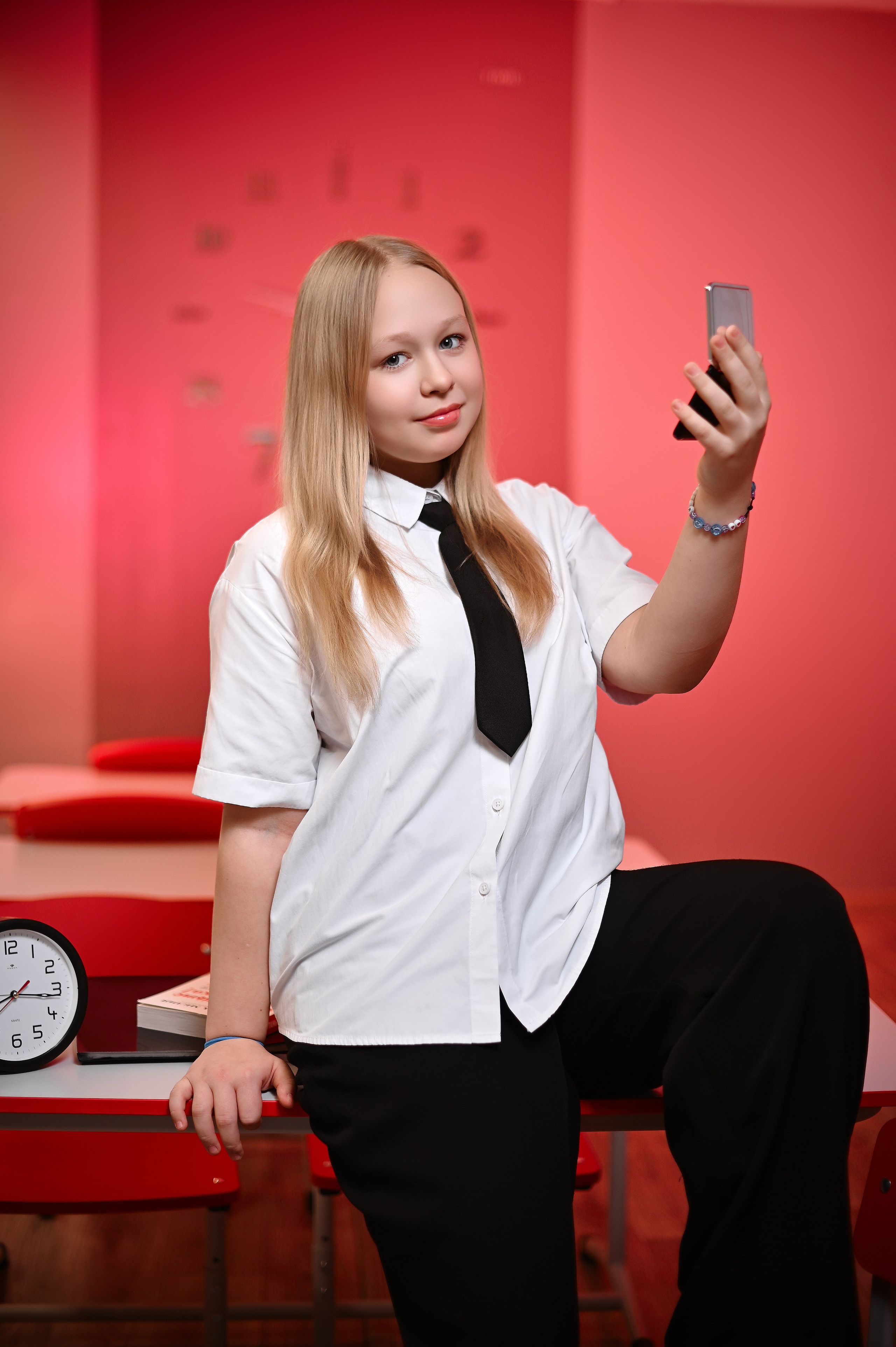 Фотосессия в школе. Выпускной альбом в 4 классе. Начальная школа, выпускной альбом 4 класса. Стильная школьная фотосессия. Фотосессия школьников в школе