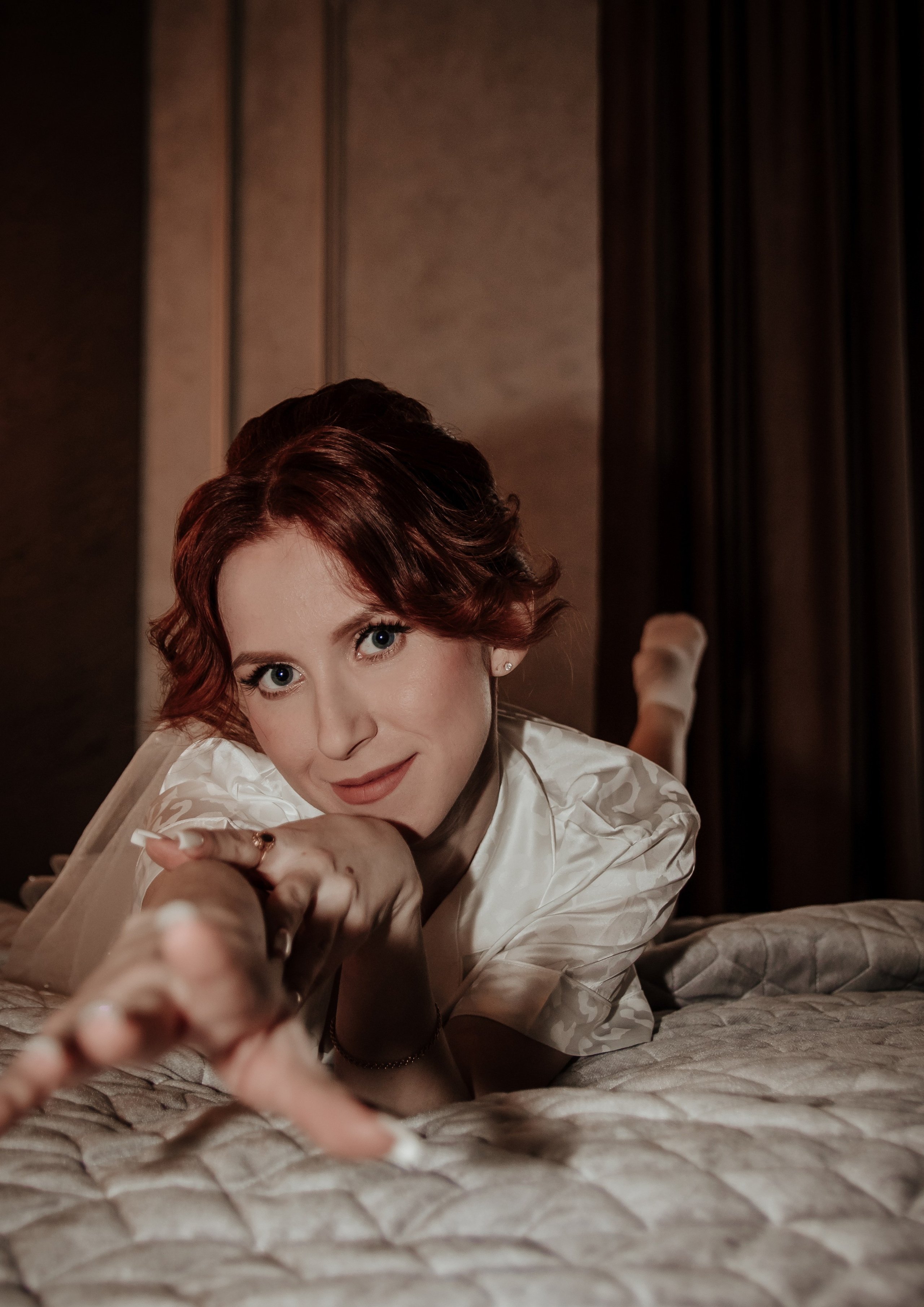 Невеста на фотосессии в семикаракорске пезирует в свадебном номере,фотограф в семикаракорске марина ковалева