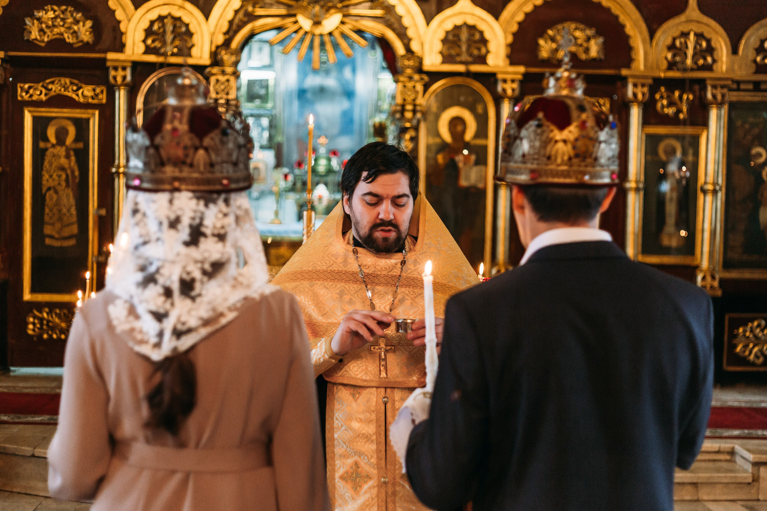 фотосъёмка венчания в храме, съёмка таинства венчания, фотограф на венчание, фотограф в Кирове на венчание