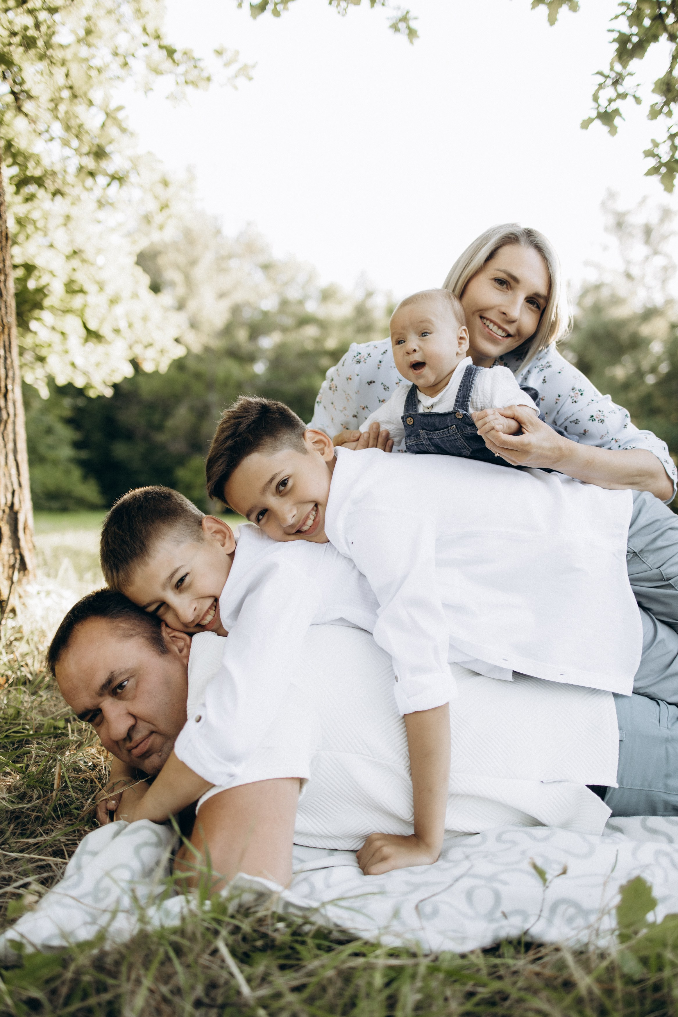 Большая семья в парке. Свадебный и семейный ньюборн newborn фотограф, фотограф новорождённых в Санкт-Петербурге, Пушкине, Павловске. Павлова Анастасия