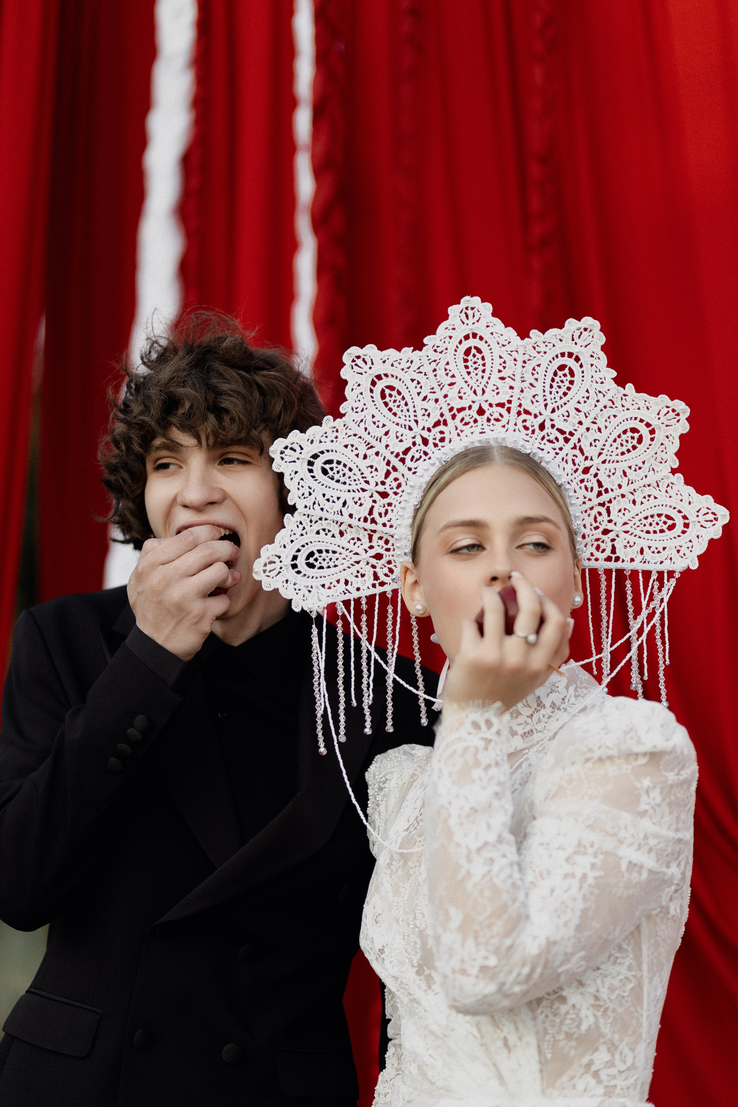 Свадебная фотосессия под ключ. Трогательные фото молодоженов, гостей, декора. Естественная съемка на природе, в зале, в городе. Услуги фотографа для уютных, стильных и эмоциональных свадеб.