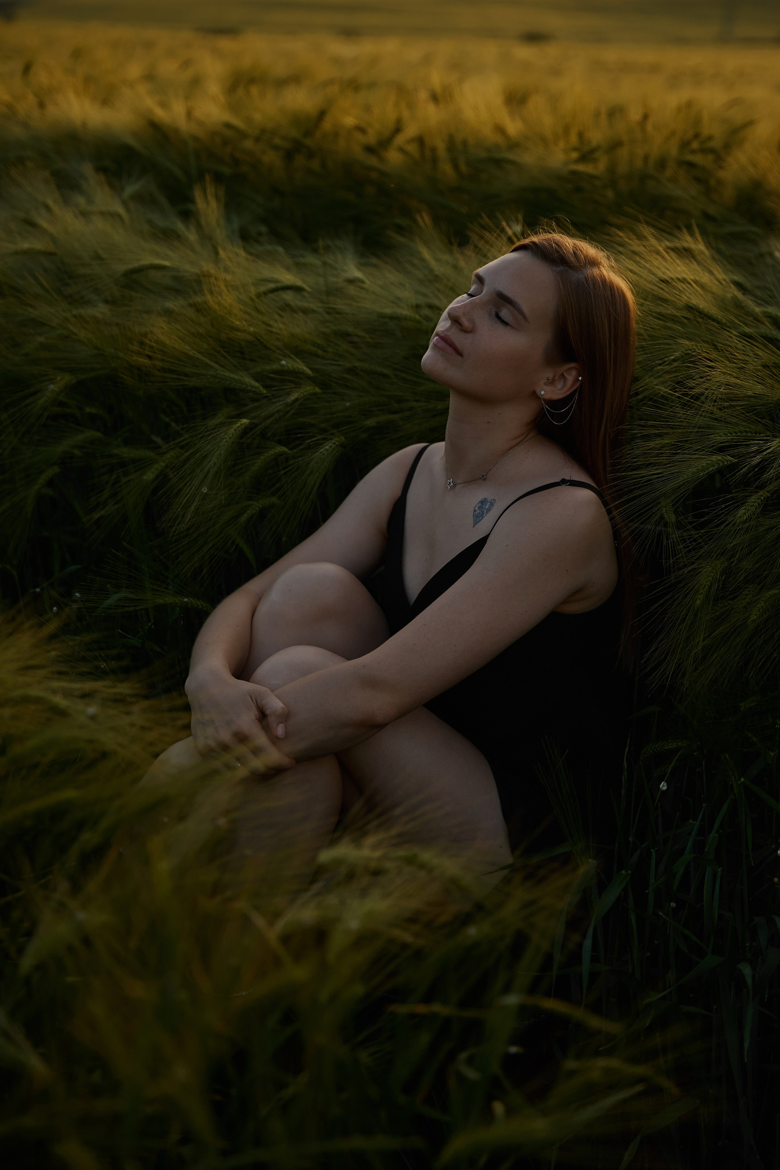 Индивидуальная фотосессия в ржаном поле летом