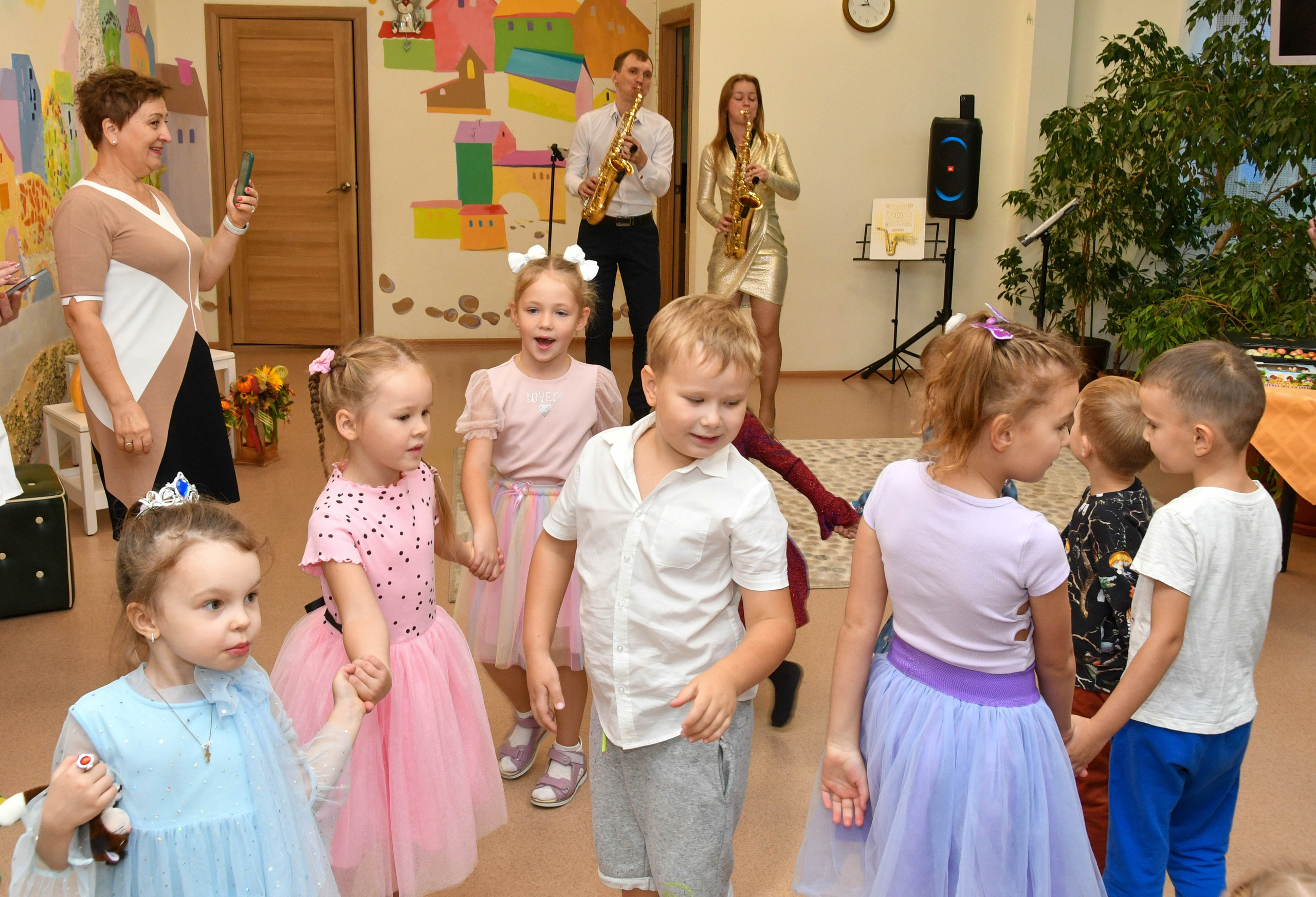 2023 г. День дошкольного работника и прогулка. Репортажный и детский фотограф в Новосибирске