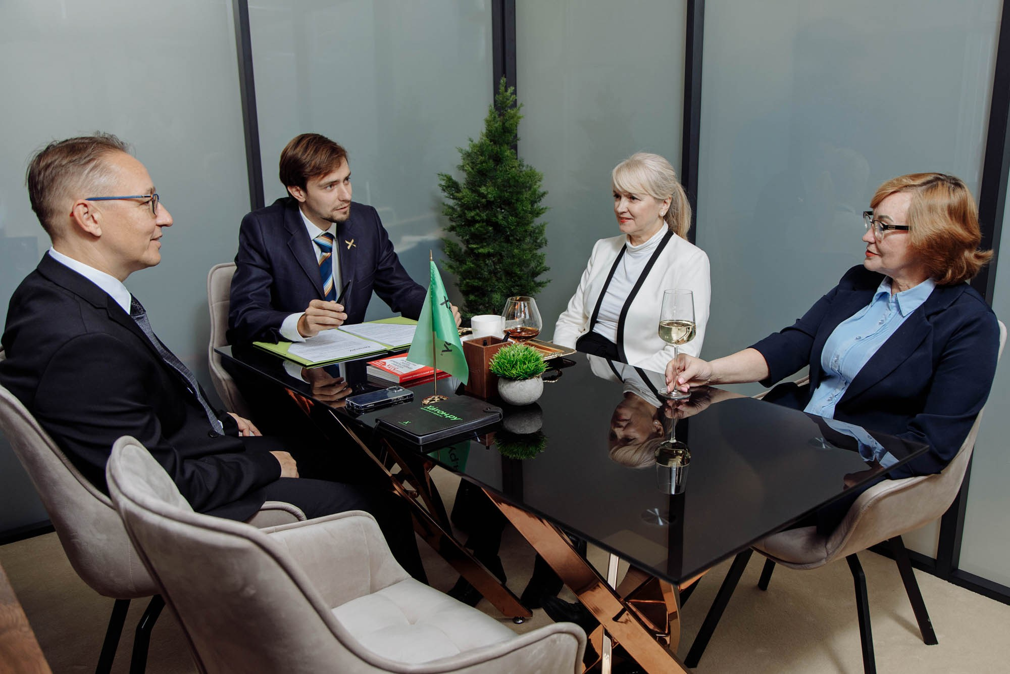 Консультация юриста с клиентом в офисе. Рабочий процесс юридической компании.