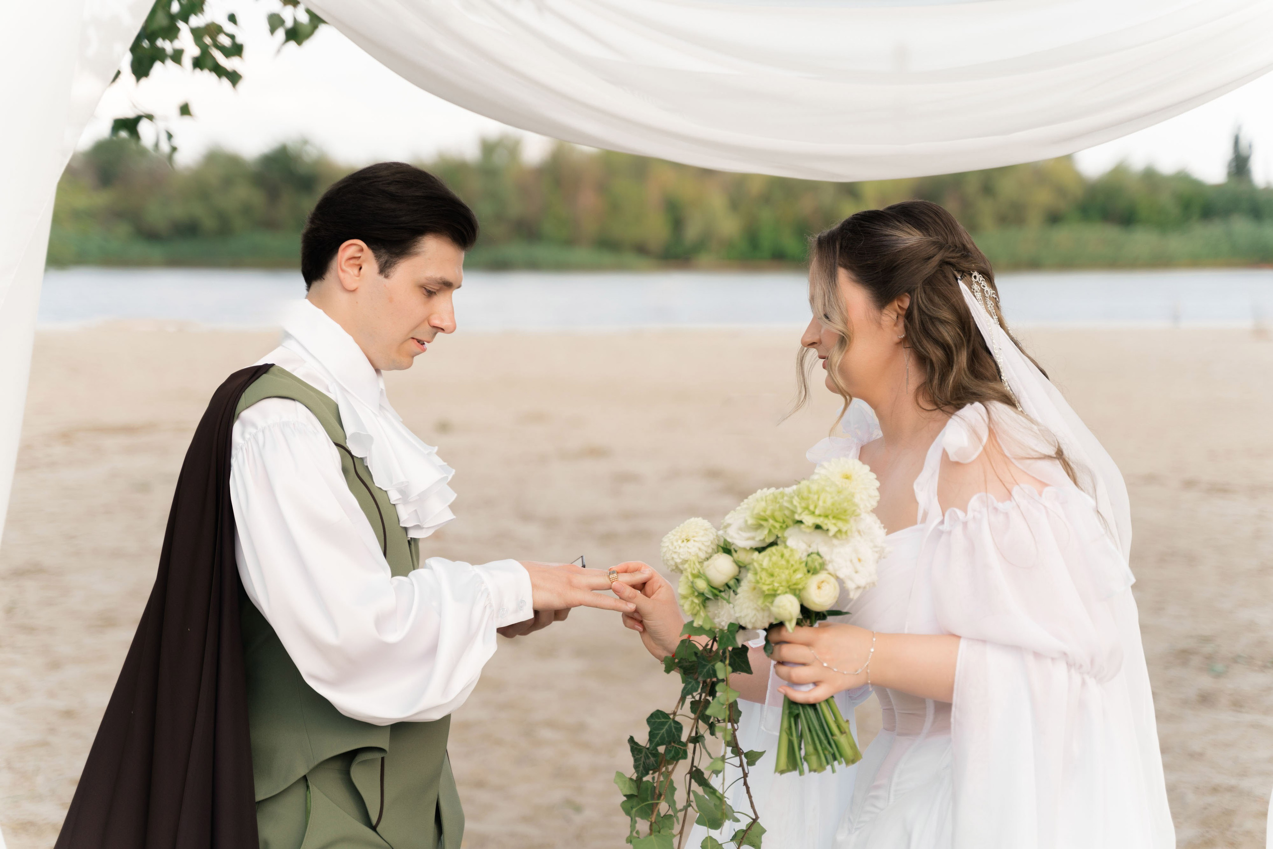 фотосессия обмена кольцами на свадьбе на берегу реки