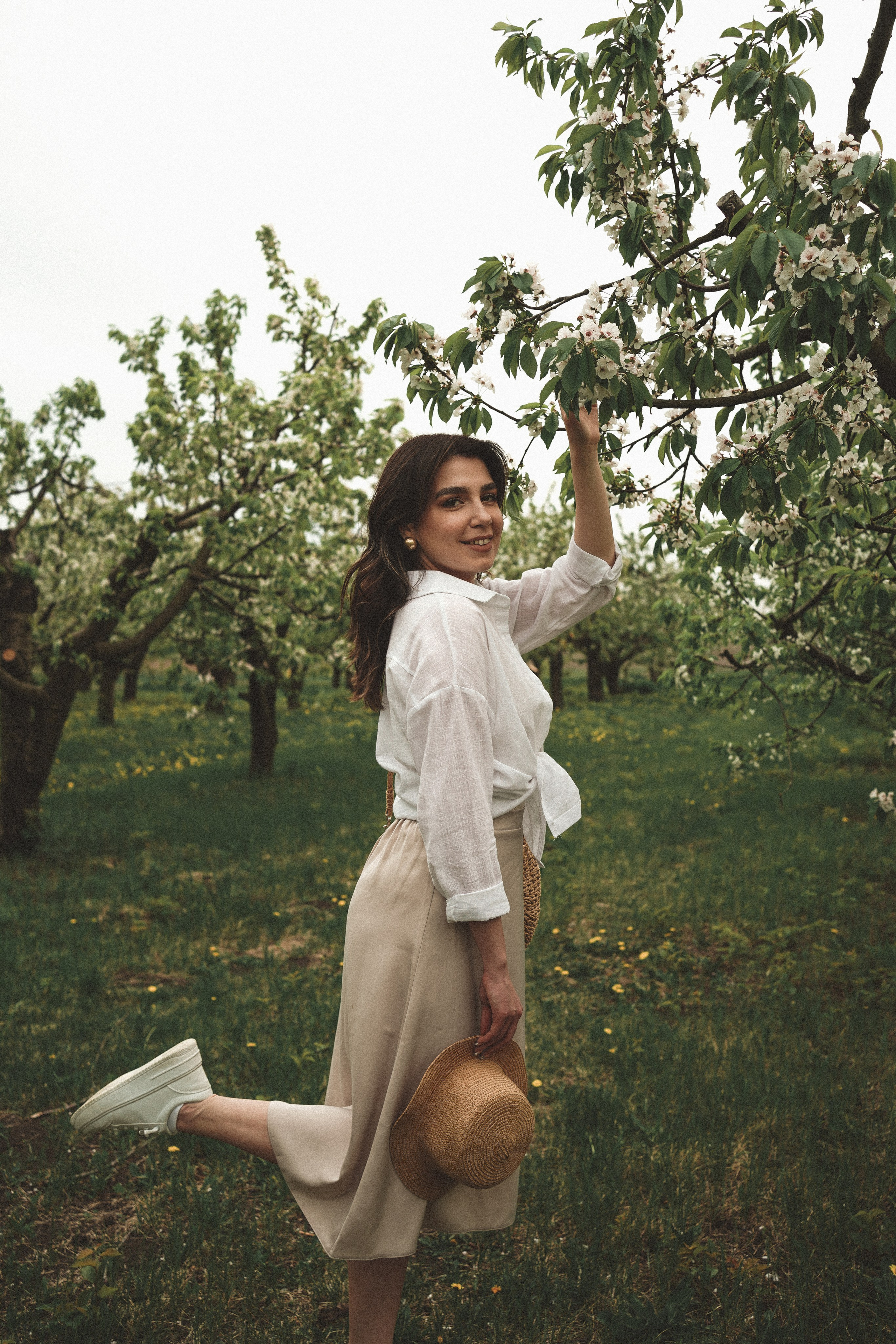 Фотосессия в цветущем саду в пос. Мускатный. Фотограф Ростов-на-Дону. Свадебный фотограф в Ростове-на-Дону. Таинство Крещения и Венчания, семейные фотосессии. Алёна Чёботова