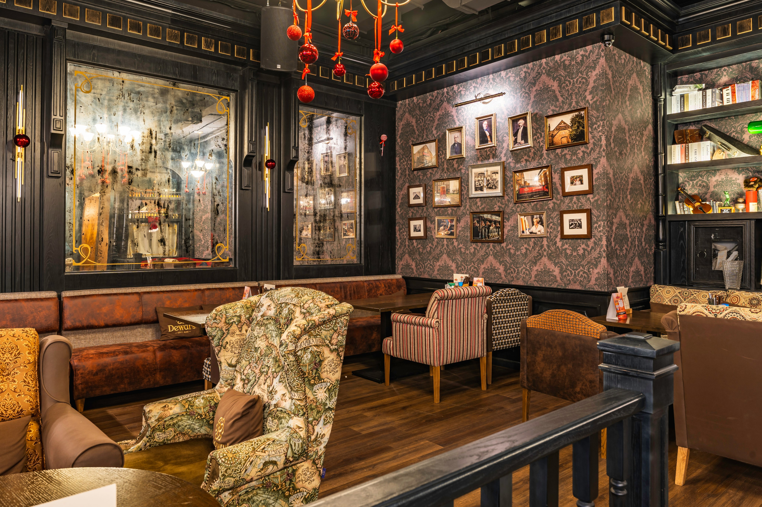 Алматы, Fuller's Izumrud — небольшой уютный паб в тихом районе, декабрь 2025. Интерьерный фотограф Алматы