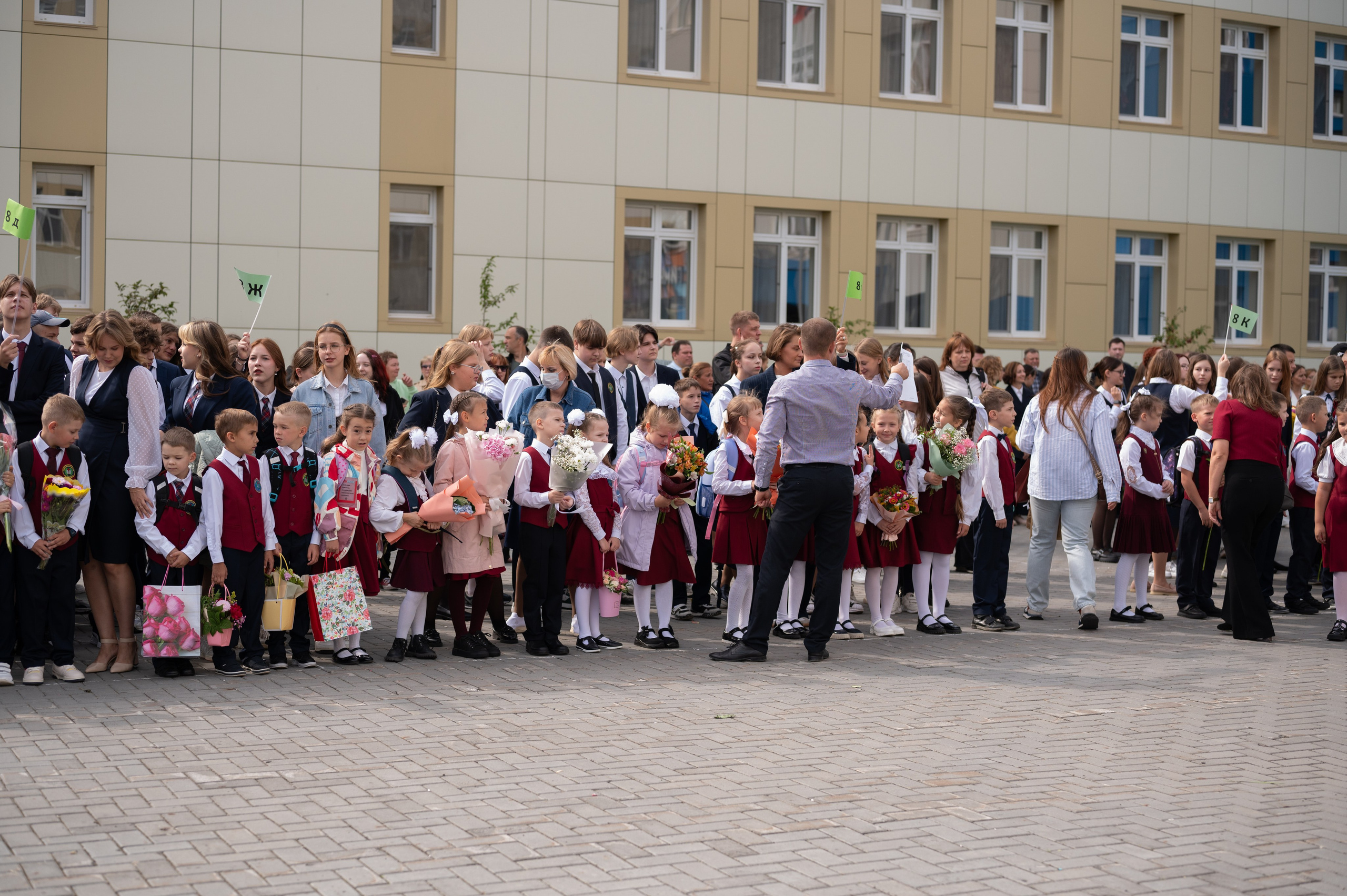 1 сентября 16 гимназия 2 класс (линейка + в классе+ на улице). Фотограф новорожденных, семейный детский в Тюмени Татьяна Морозова